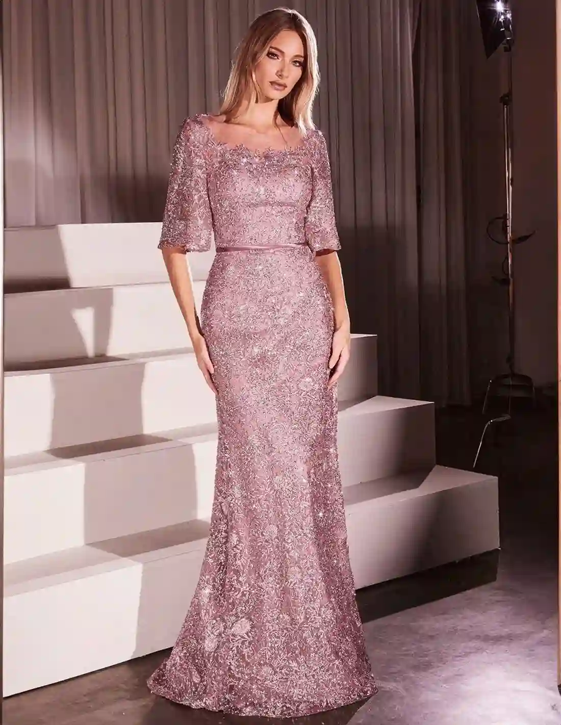 Vestido de fiesta largo para invitada realizado en encaje con manga francesa