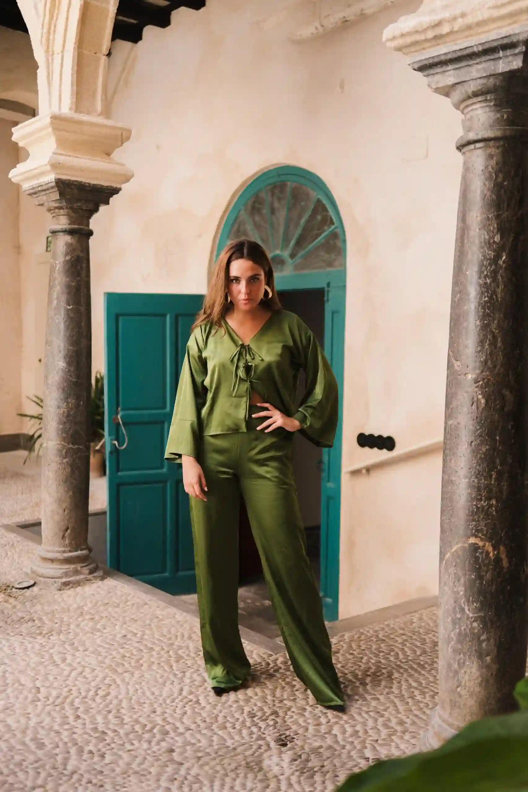 Pantalón ancho con tejido sedoso