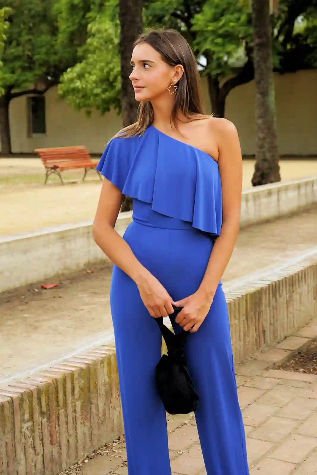 Mono de invitada azul asimétrico