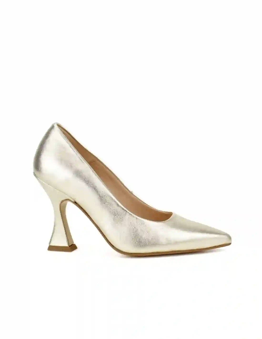 Zapatos dorados con acabado metalizado y tacón trapecio