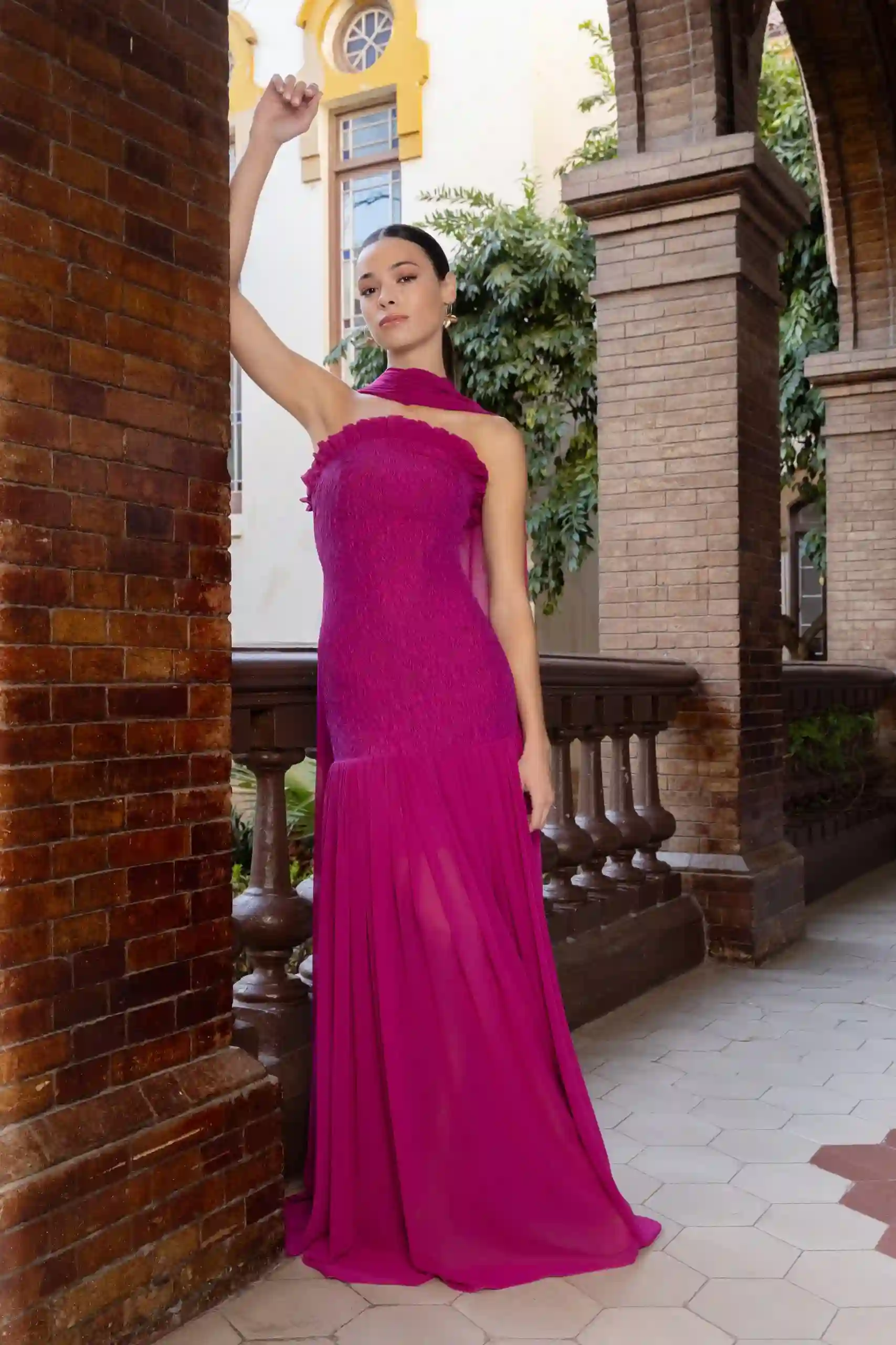 Vestido de fiesta largo brocado frambuesa con chal