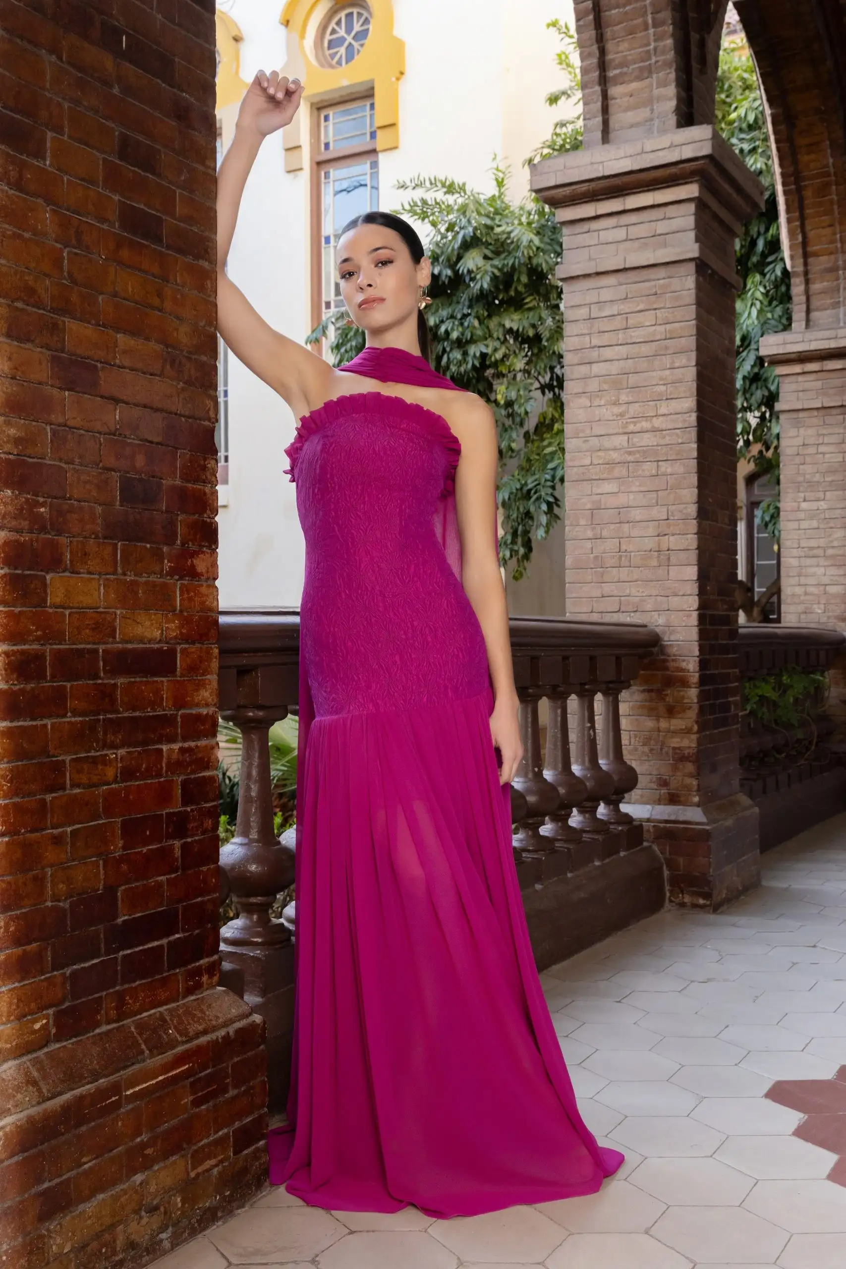 Vestido de fiesta largo brocado frambuesa con chal
