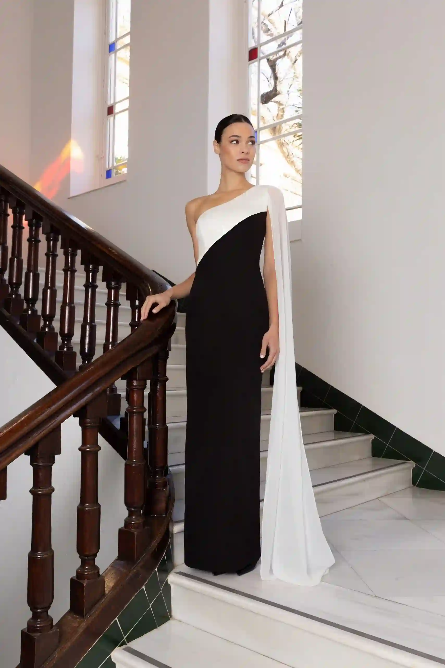 Vestido asimétrico con manga capa blanco y negro - Rosario Mohedano