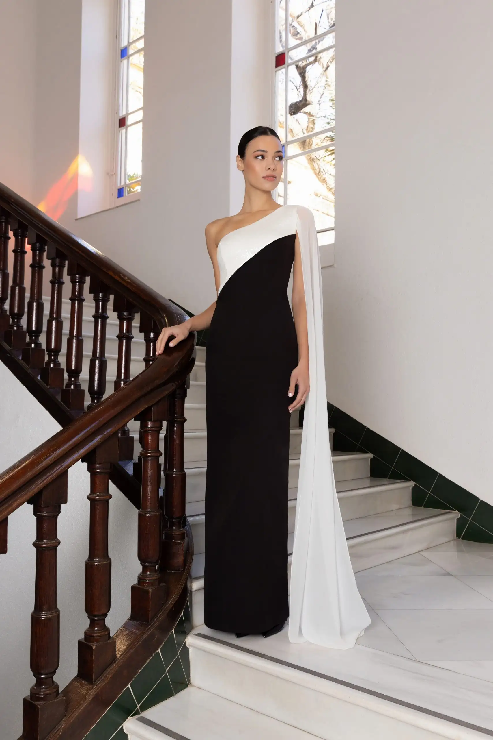 Vestido asimétrico con manga capa blanco y negro - Rosario Mohedano