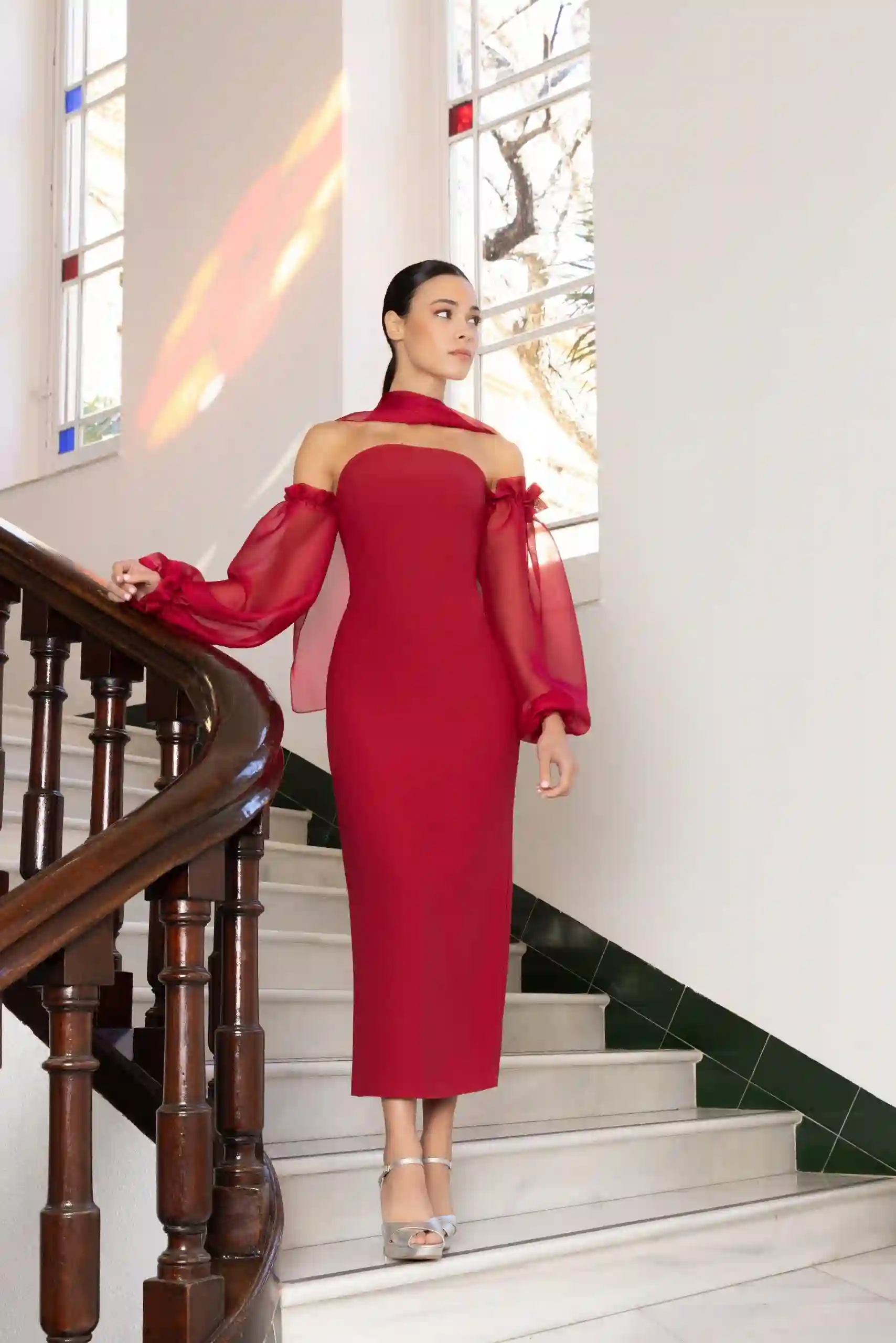 Vestido midi de fiesta con manga de gasa y chal