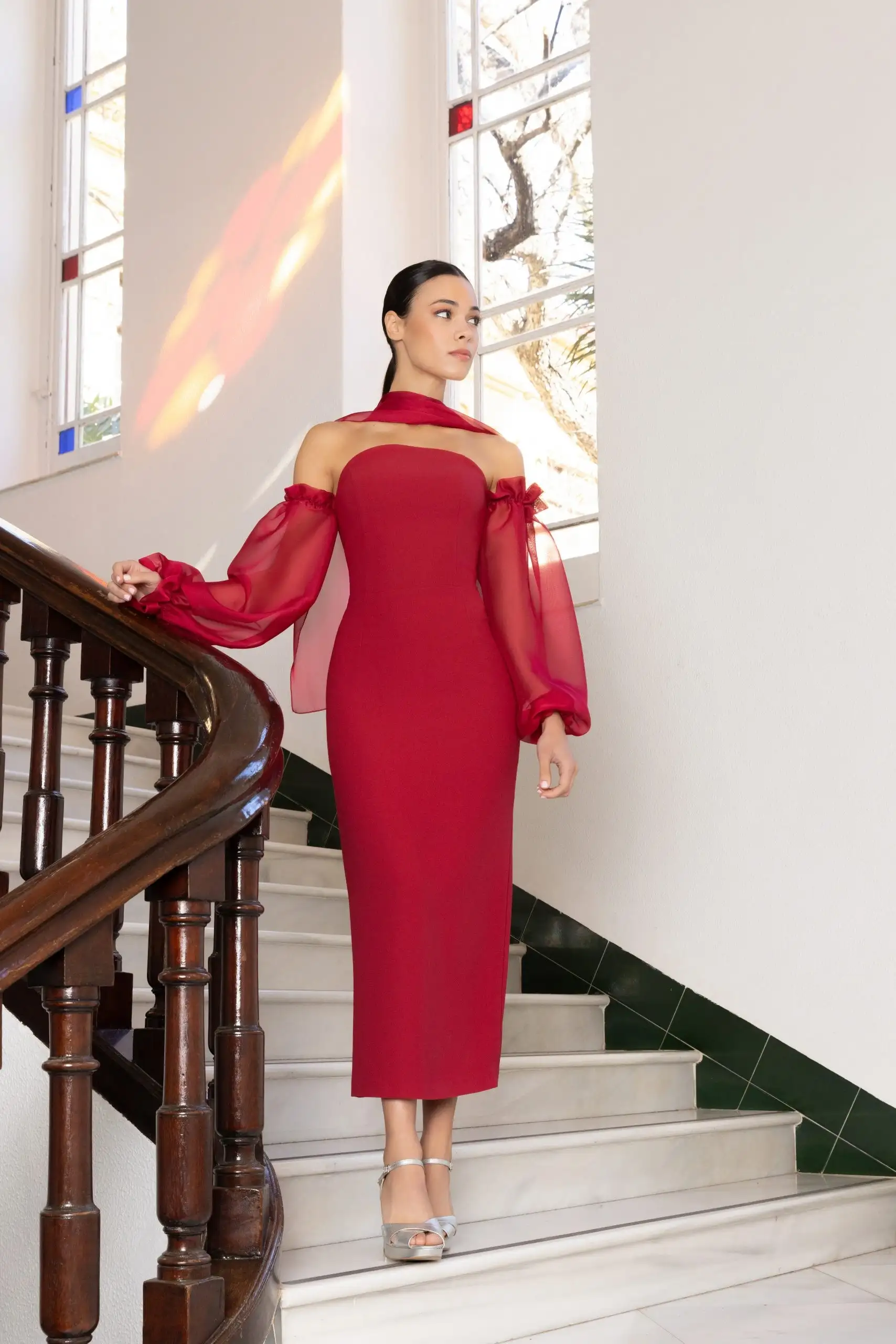 Vestido midi de fiesta con manga de gasa y chal