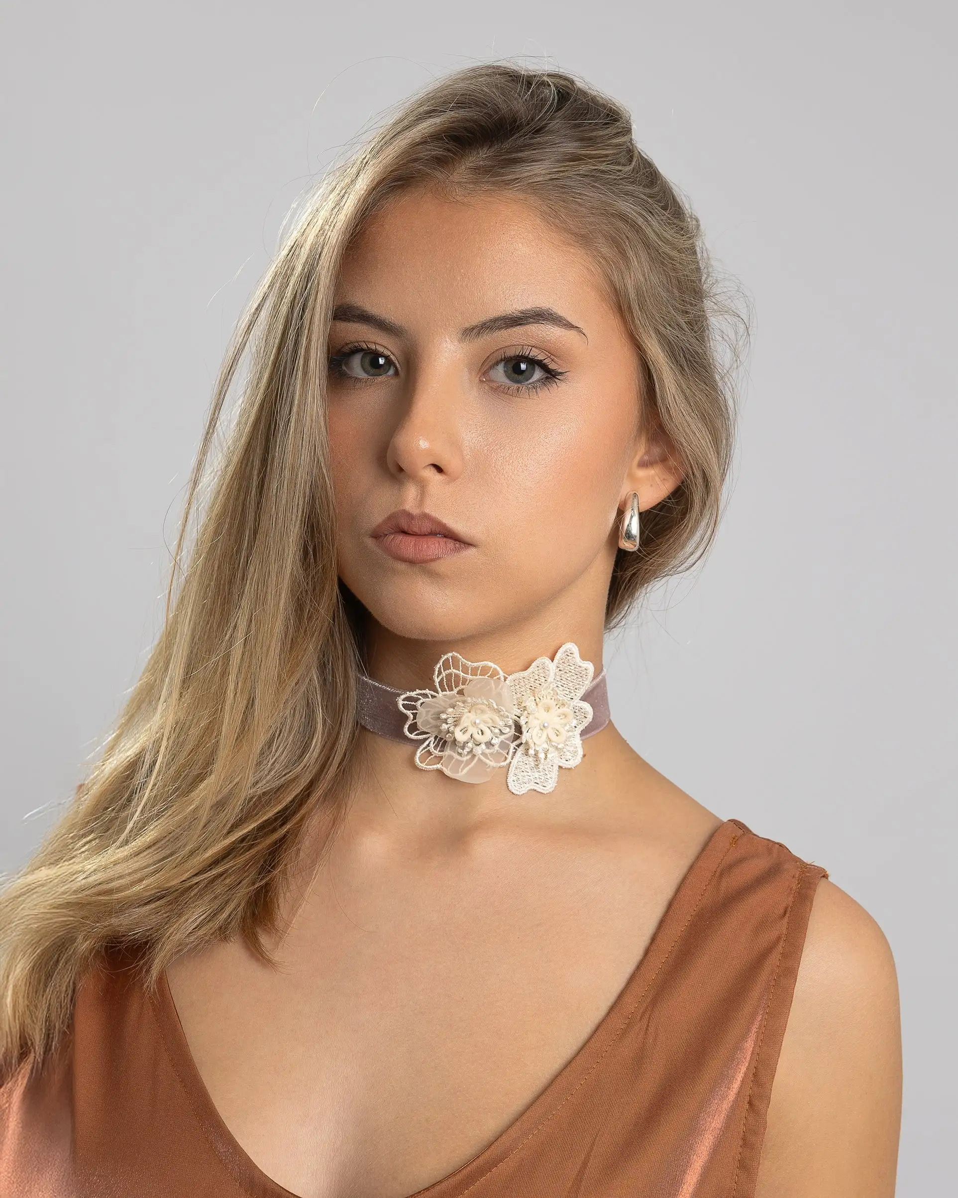 Chocker de fiesta con diseño de flor