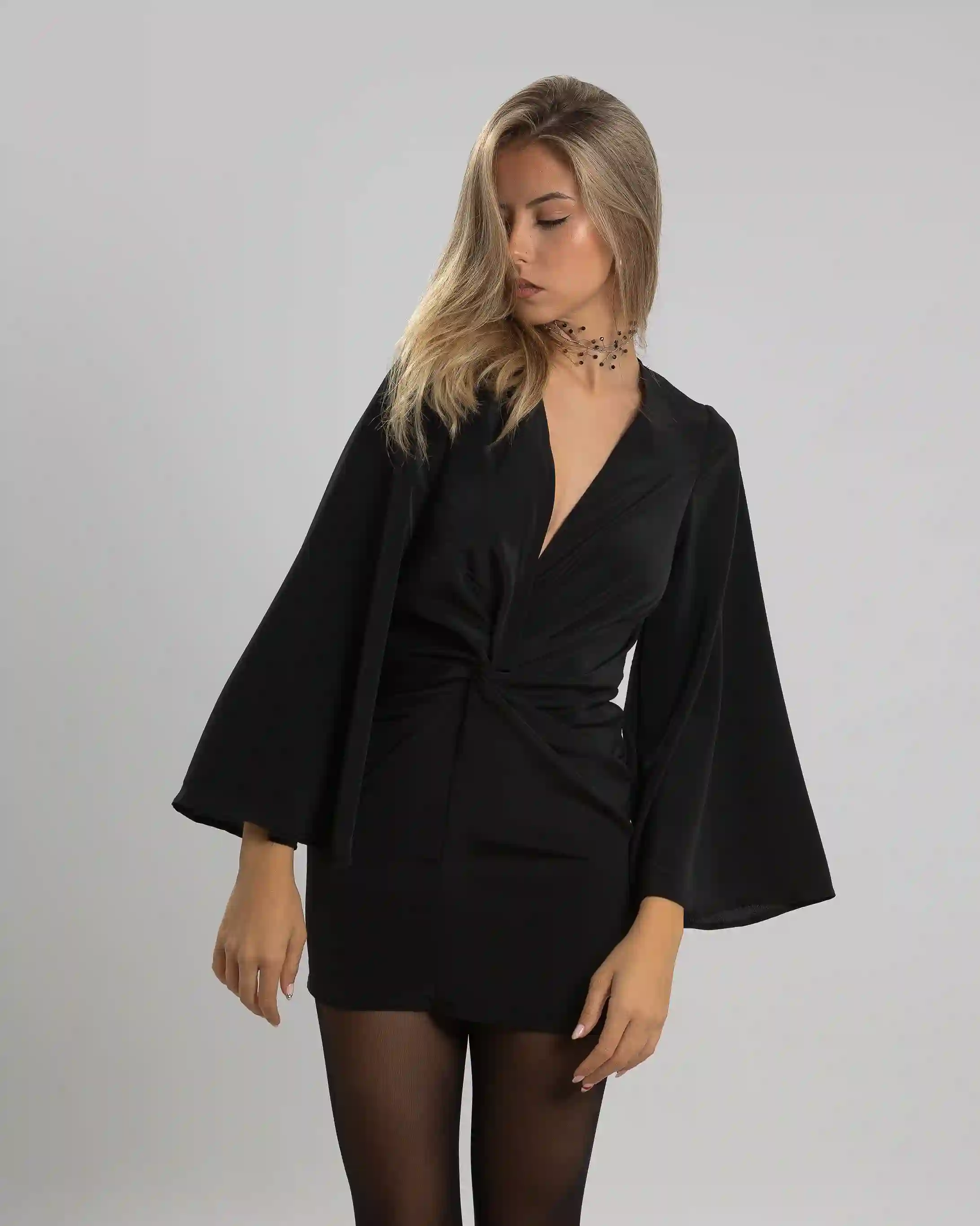 Vestido con corte mini y mangas acampanadas