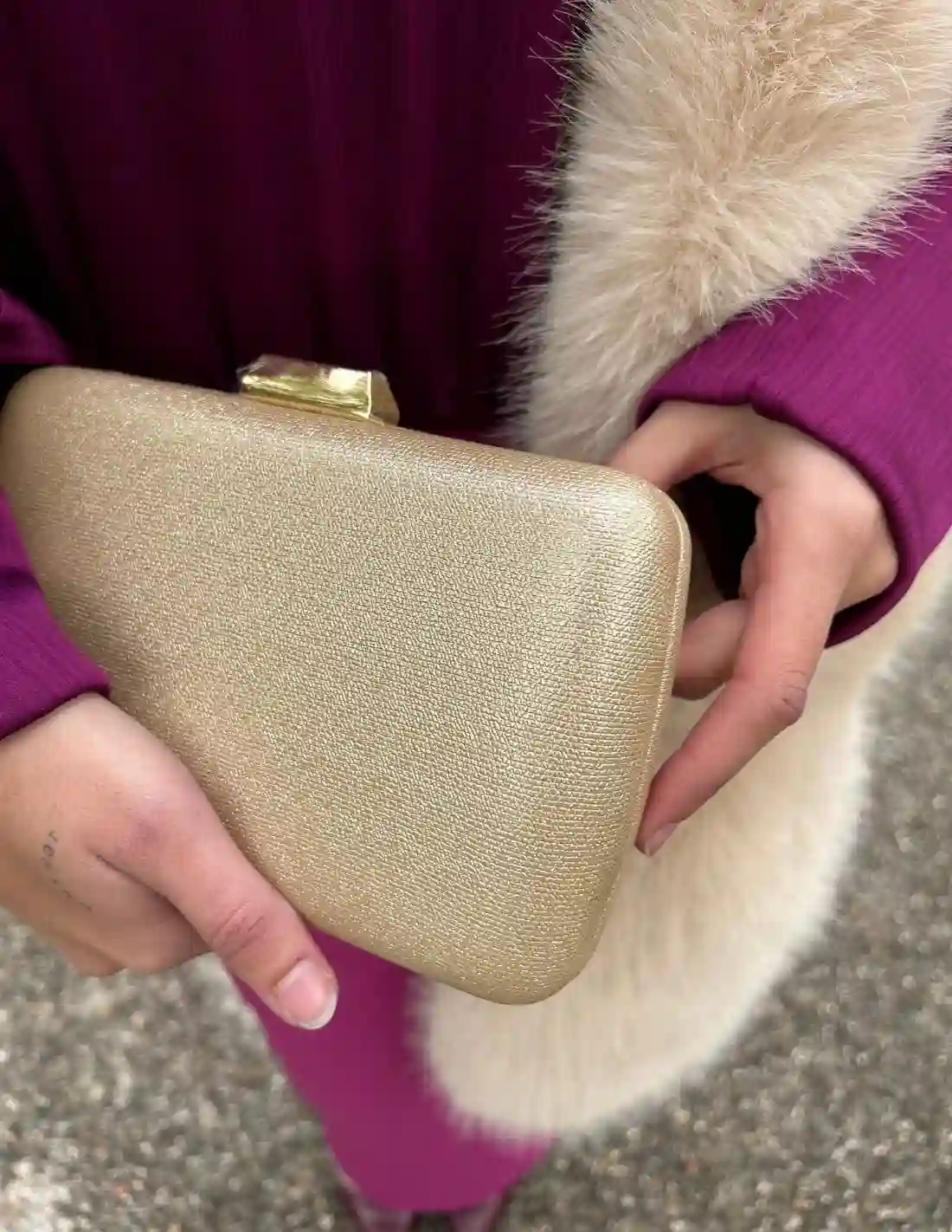 Bolso de fiesta metalizado para invitada con forma rectangular