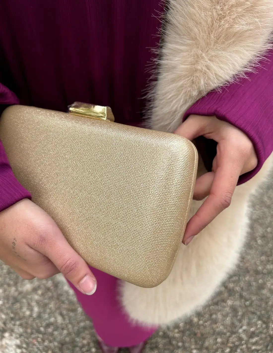 Bolso de fiesta metalizado para invitada con forma rectangular