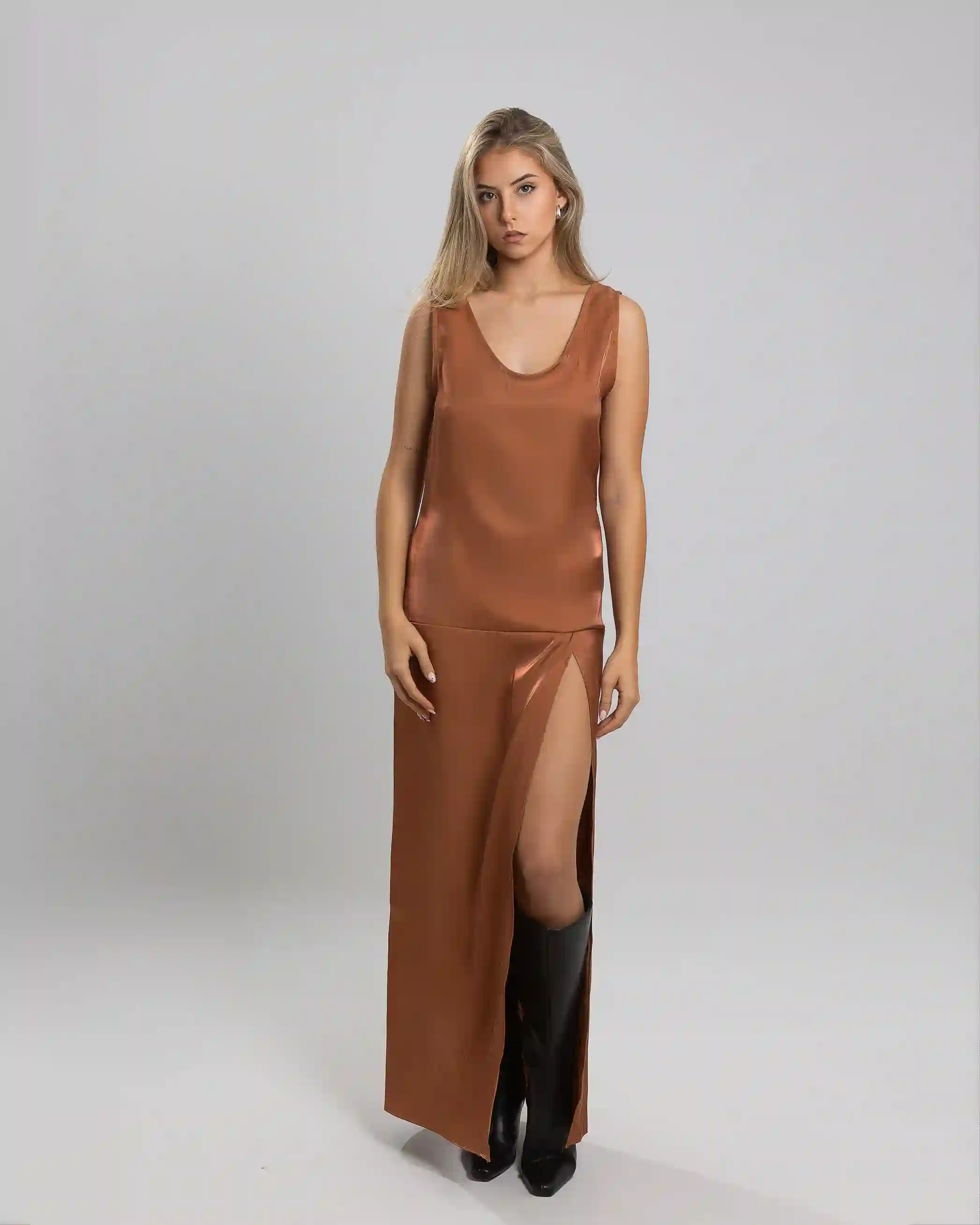 Midi dress satin with neckline and maxi opening