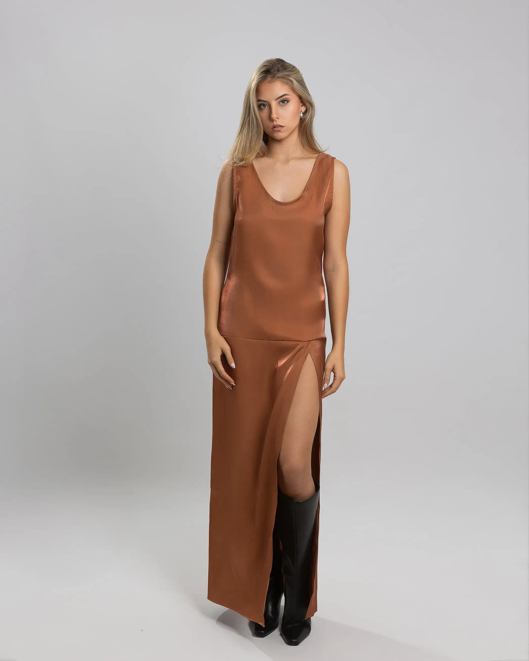 Midi dress satin with neckline and maxi opening