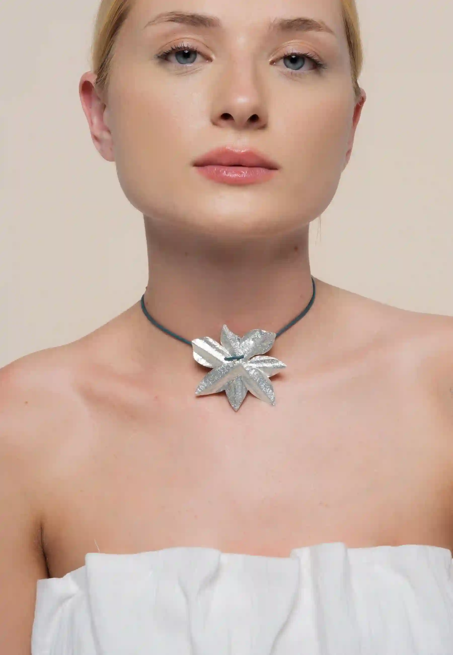 Collar plateado en forma de flor de loto