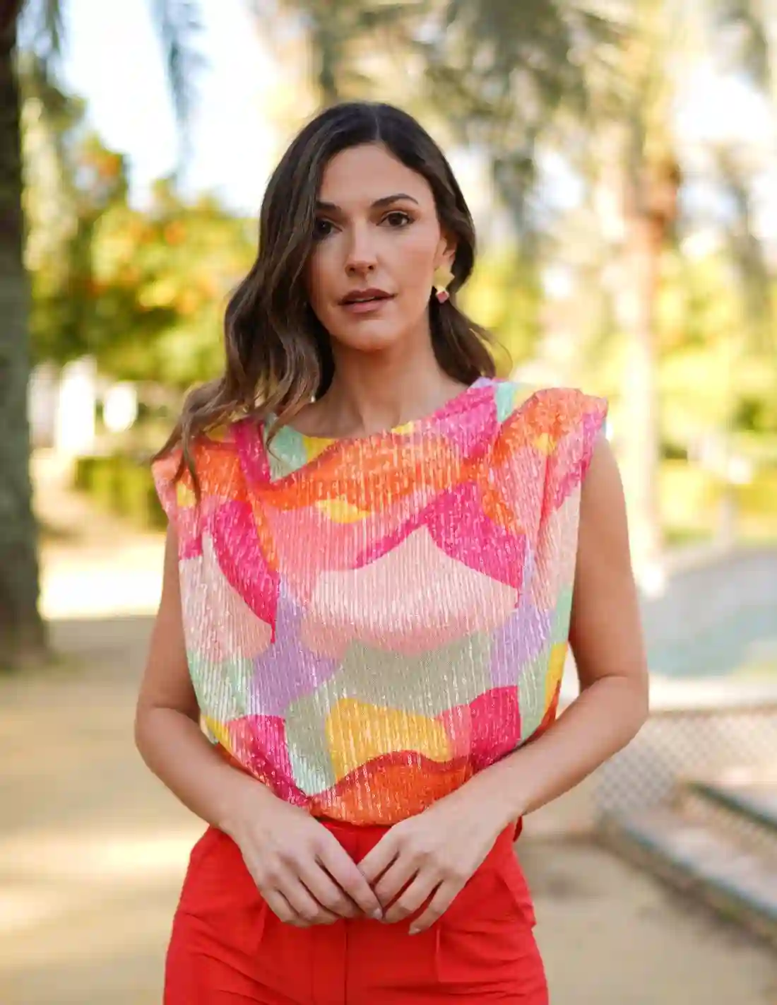 Top de fiesta multicolor de lentejuelas y hombreras
