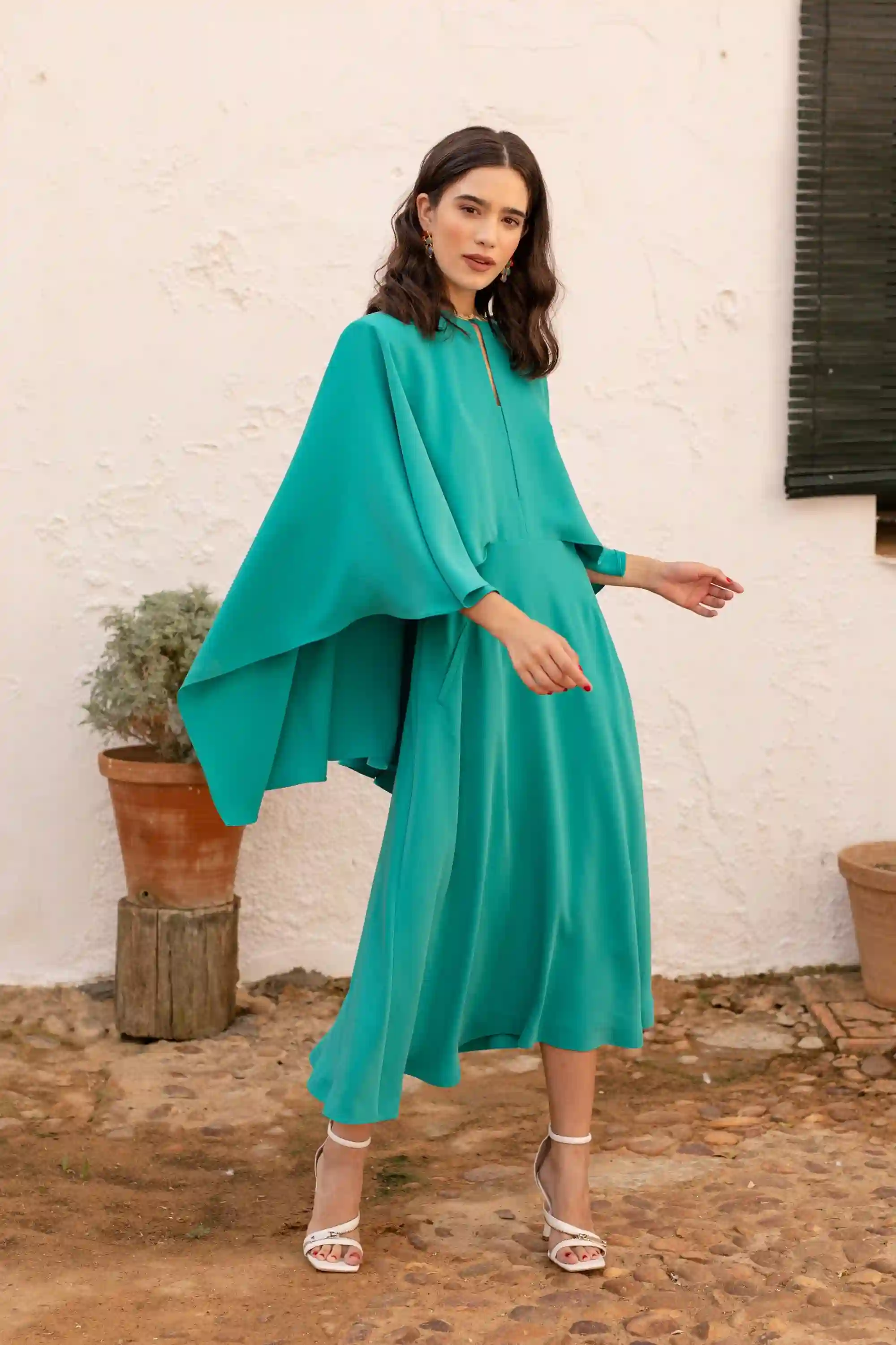 Vestido midi turquesa con capa asimétrica