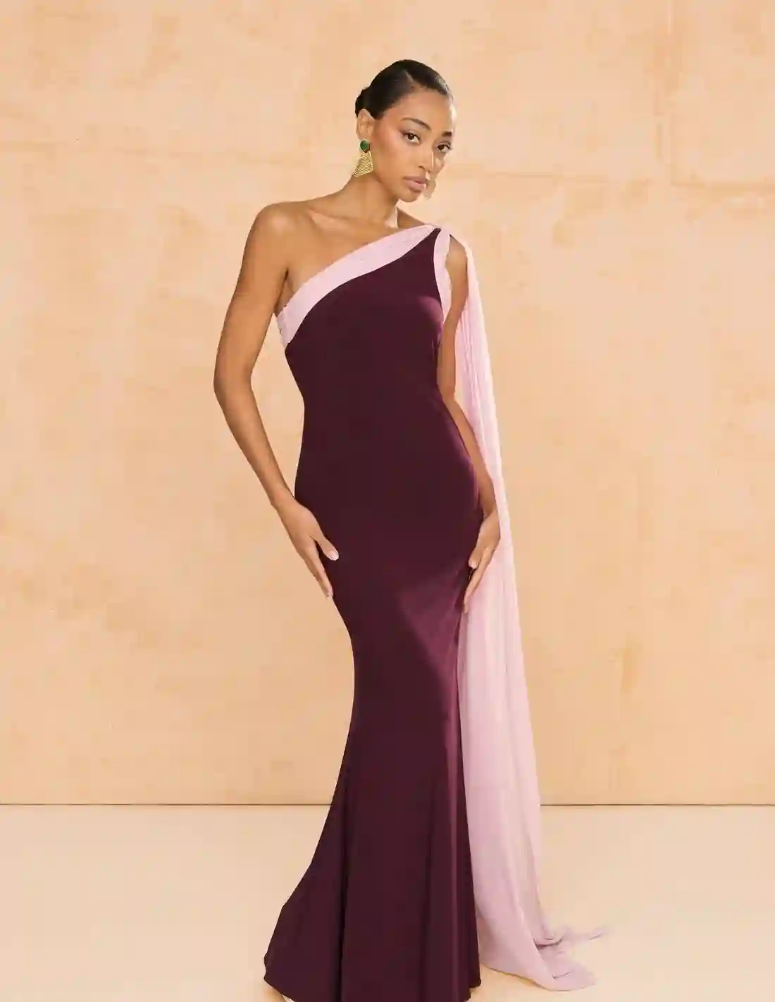 Vestido largo berenjena con escote asimetrico drapeado y chal