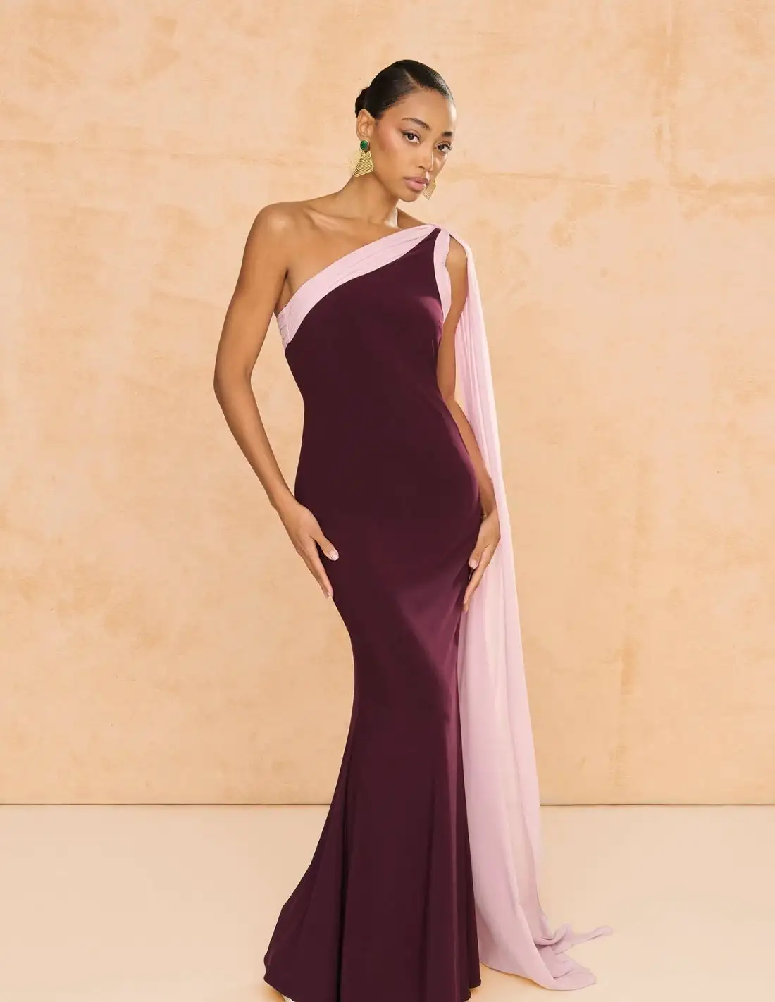 Vestido largo berenjena con escote asimetrico drapeado y chal