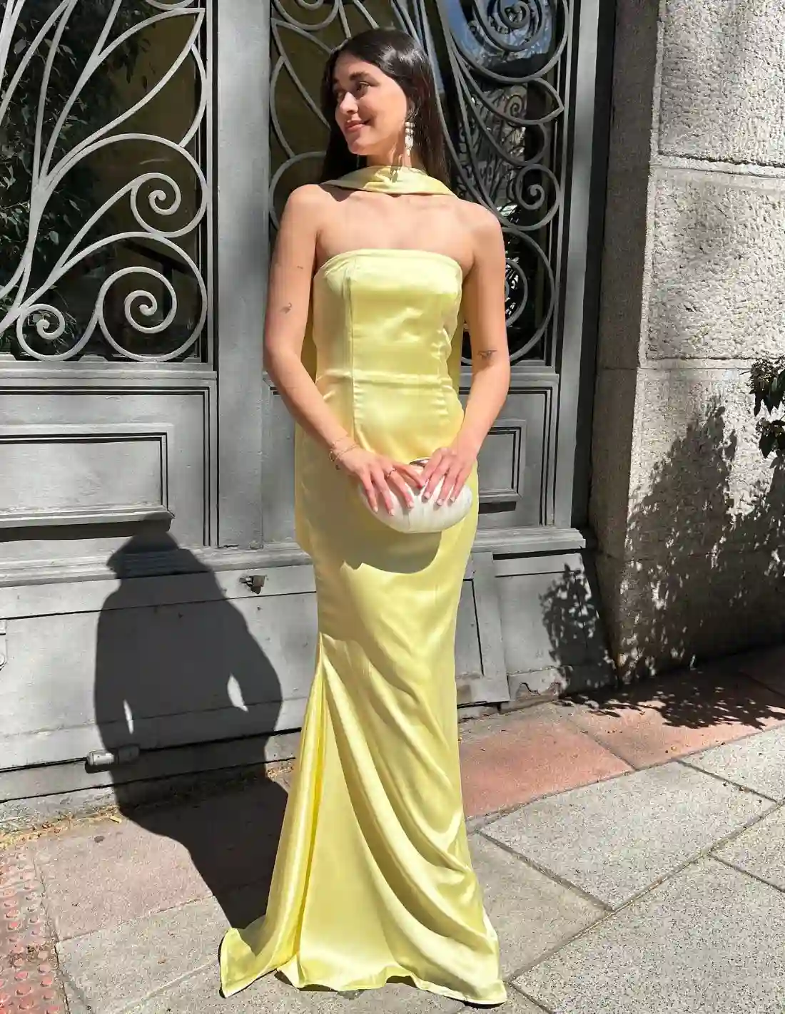 Vestido de fiesta palabra de honor ajustado con chal a juego