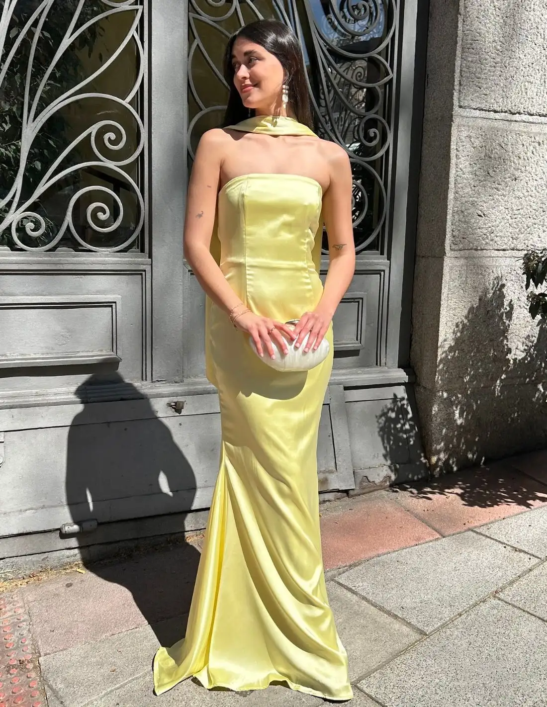Vestido de fiesta palabra de honor ajustado con chal a juego