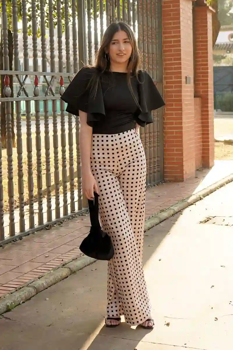 Pantalón largo palazzo con estampado de cuadrados