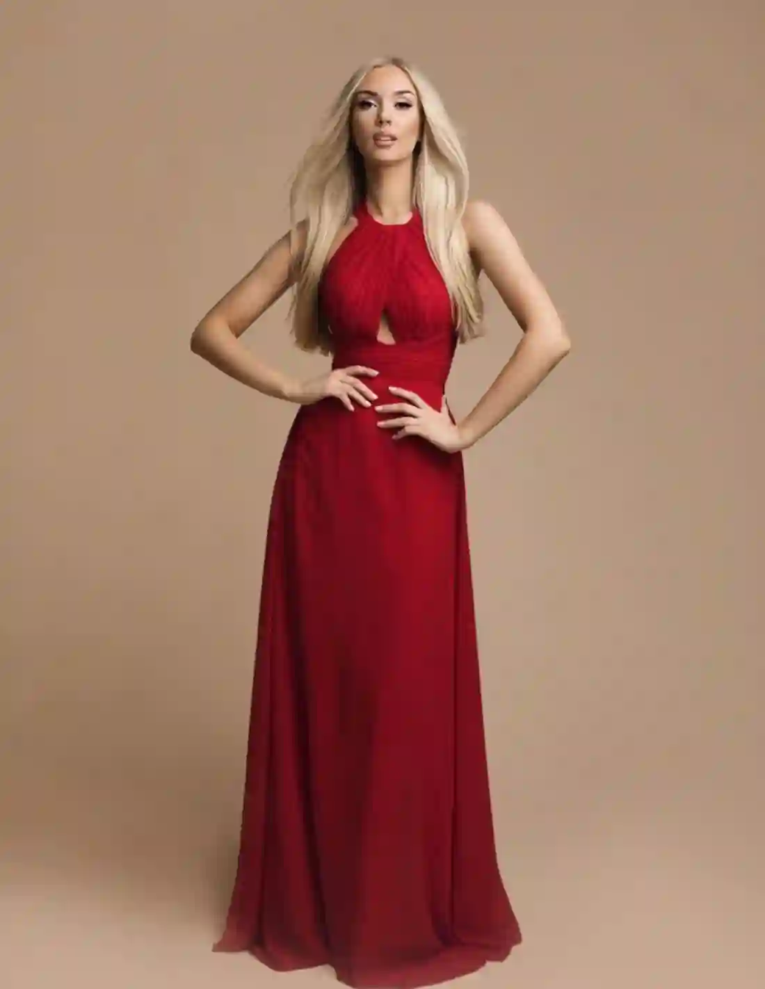 Vestido de invitada largo de color rojo con abertura en el pecho