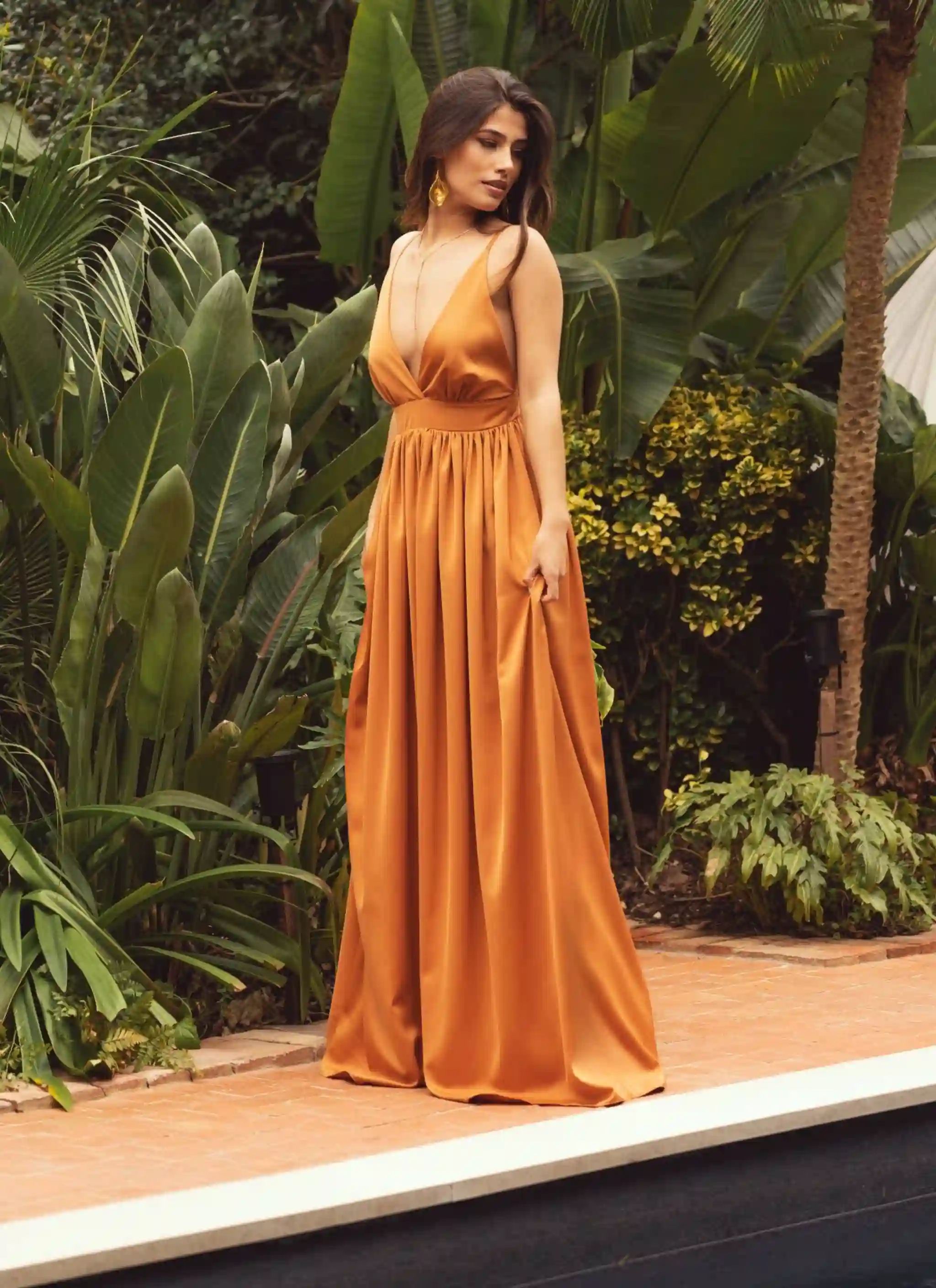 Vestido largo terracota con escote pronunciado y tirantes finos