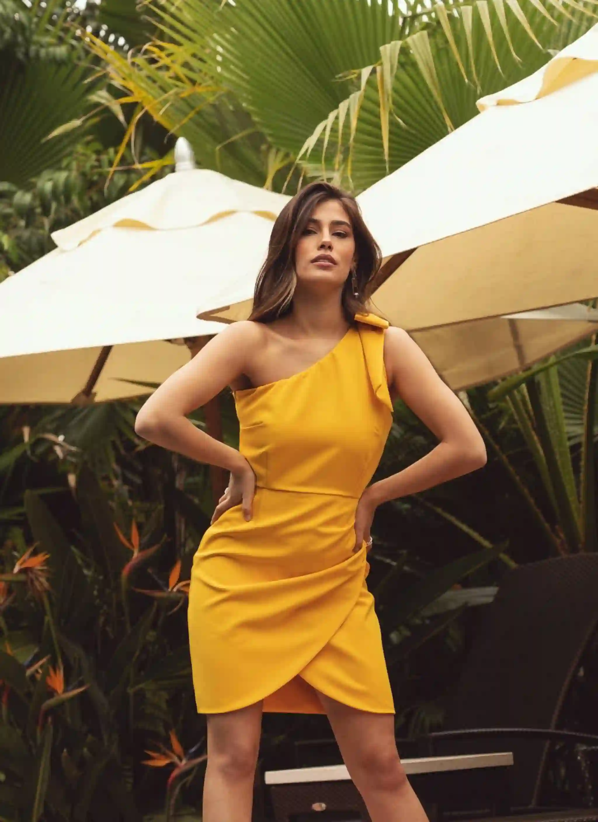 Vestido corto amarillo con escote asimétrico y detalle de lazo