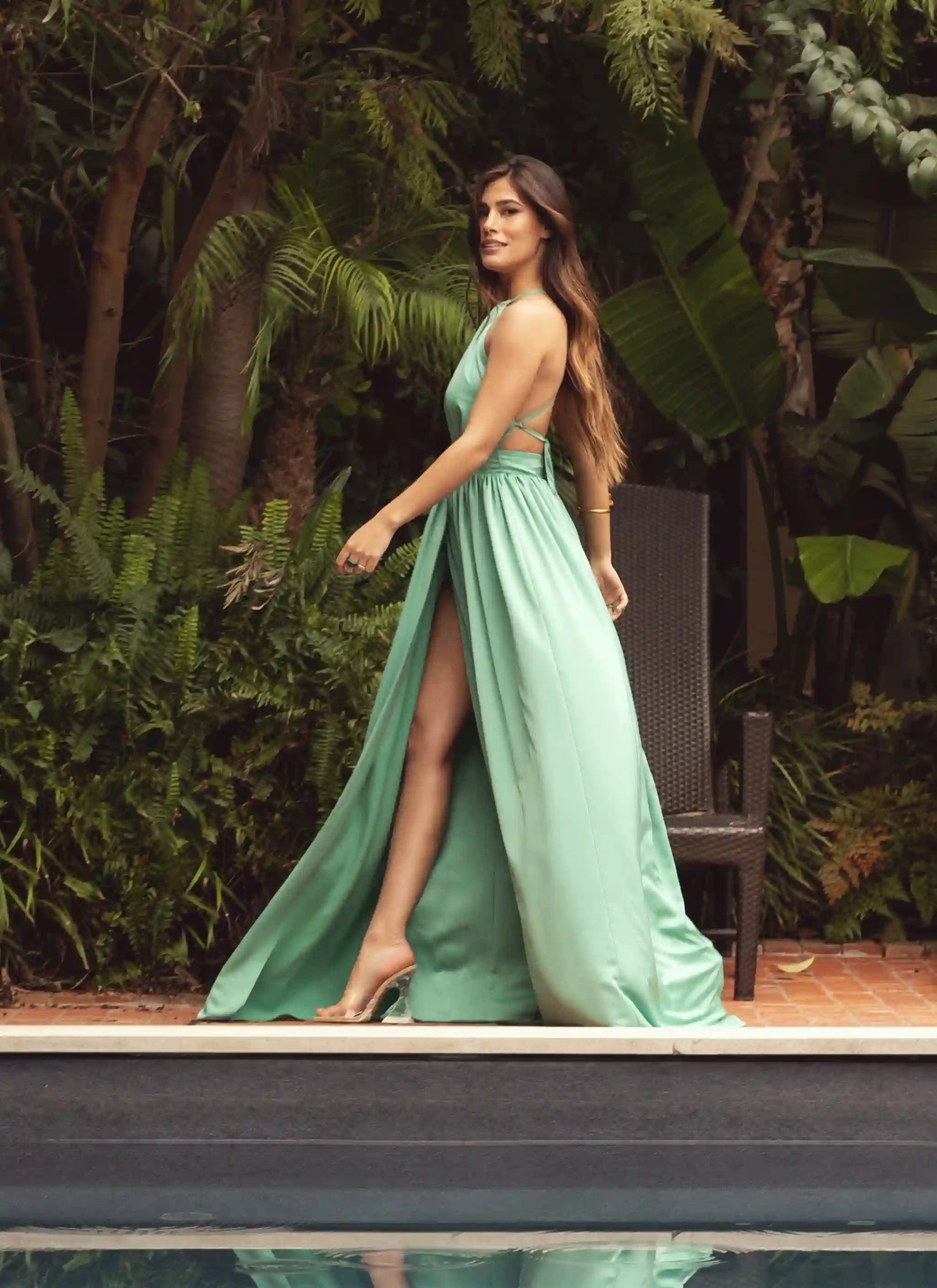 Vestido largo verde menta con escote halter
