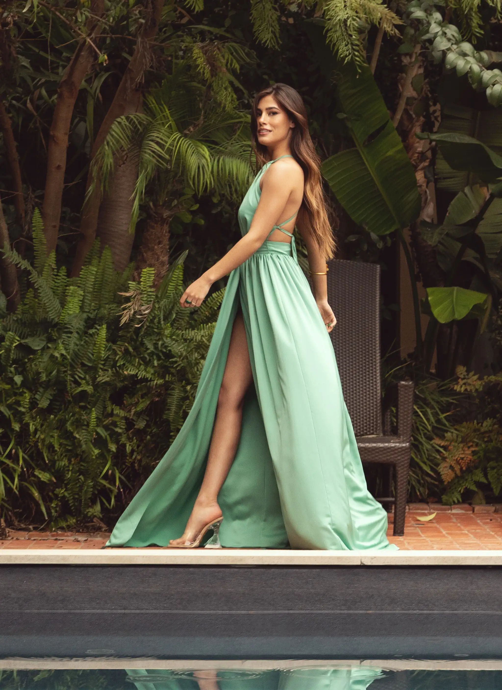 Vestido largo verde menta con escote halter