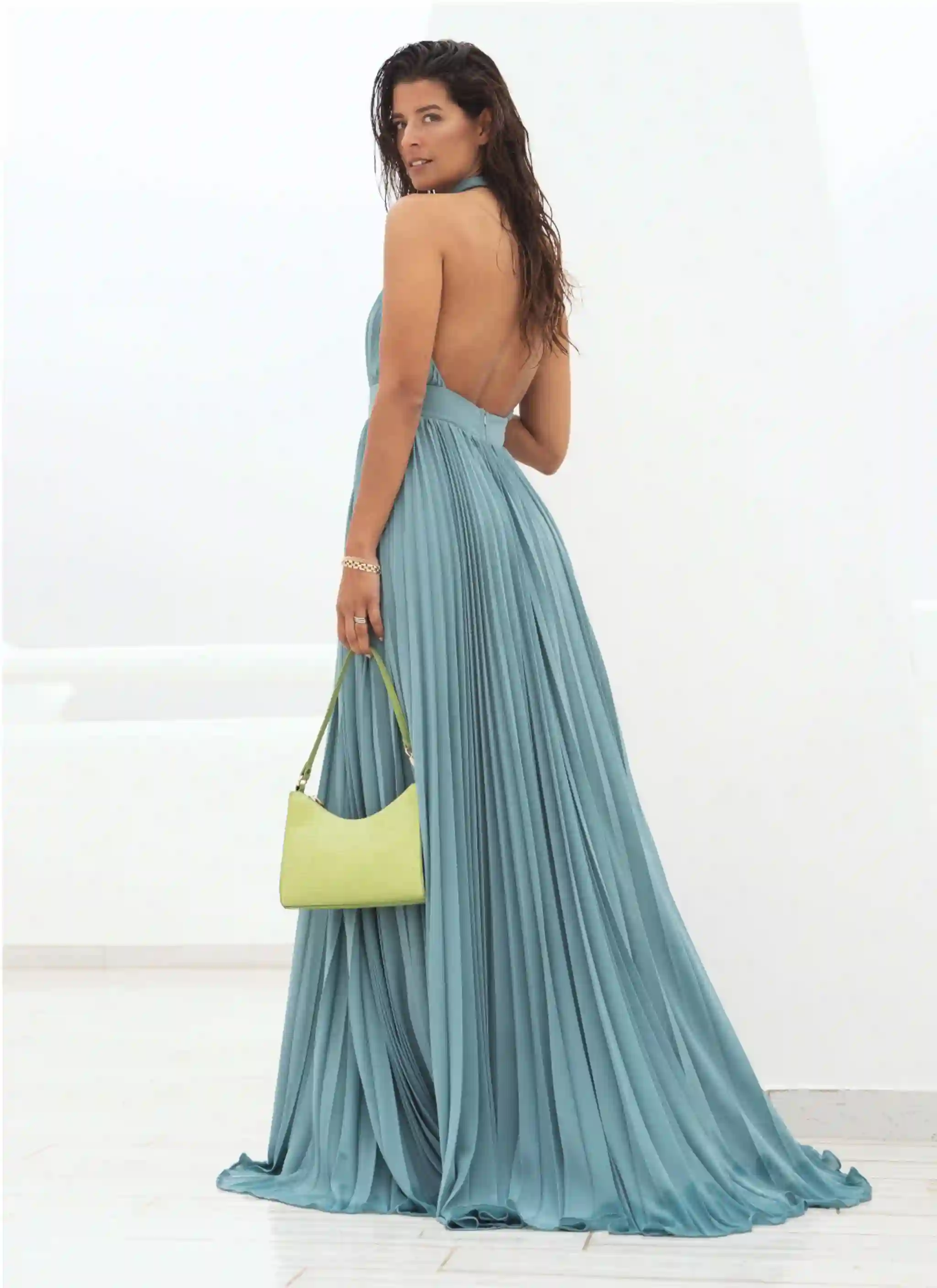 Vestido plisado verde agua con escote halter