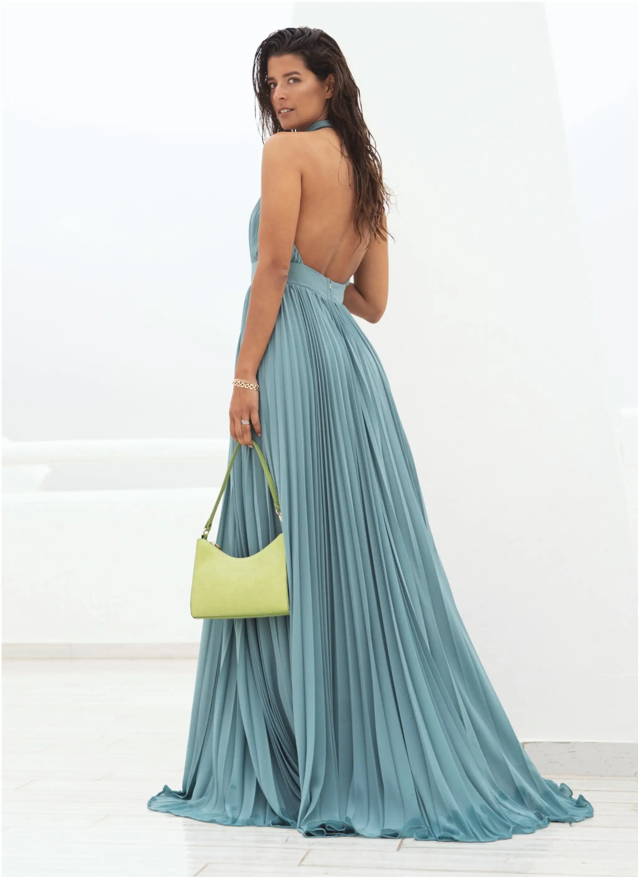 Vestido plisado verde agua con escote halter