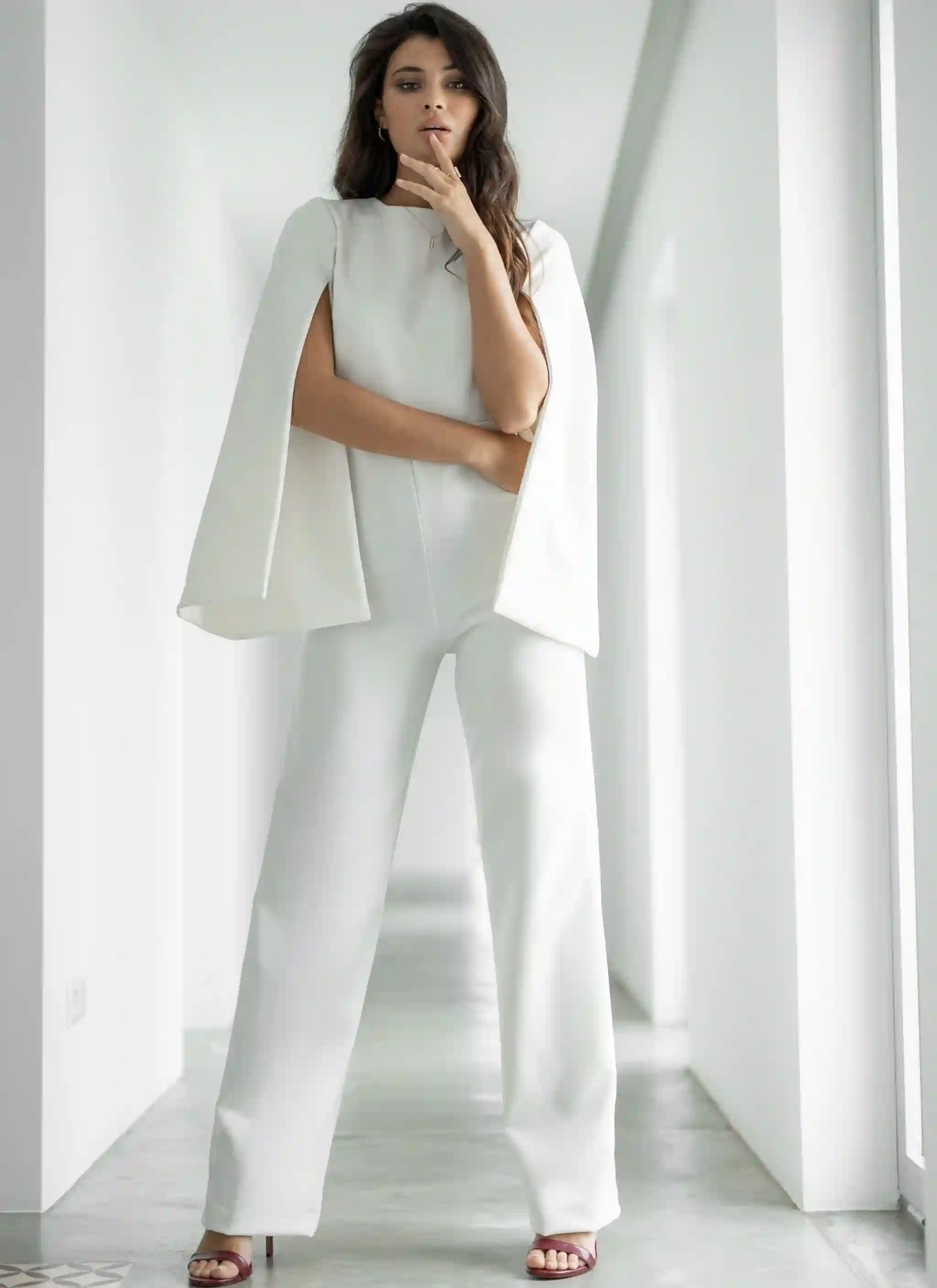 Mono blanco con mangas abullonadas y espalda descubierta