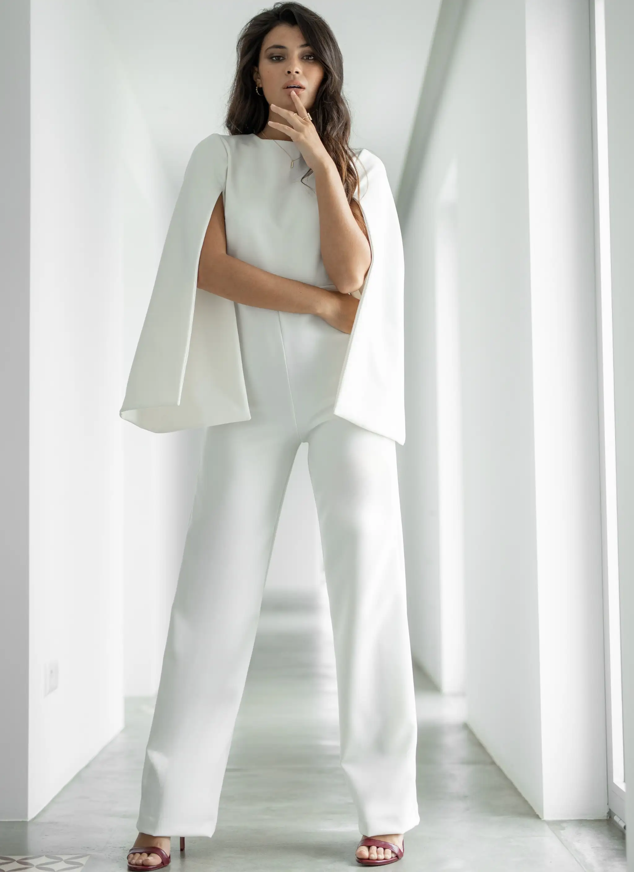 Mono blanco con mangas abullonadas y espalda descubierta