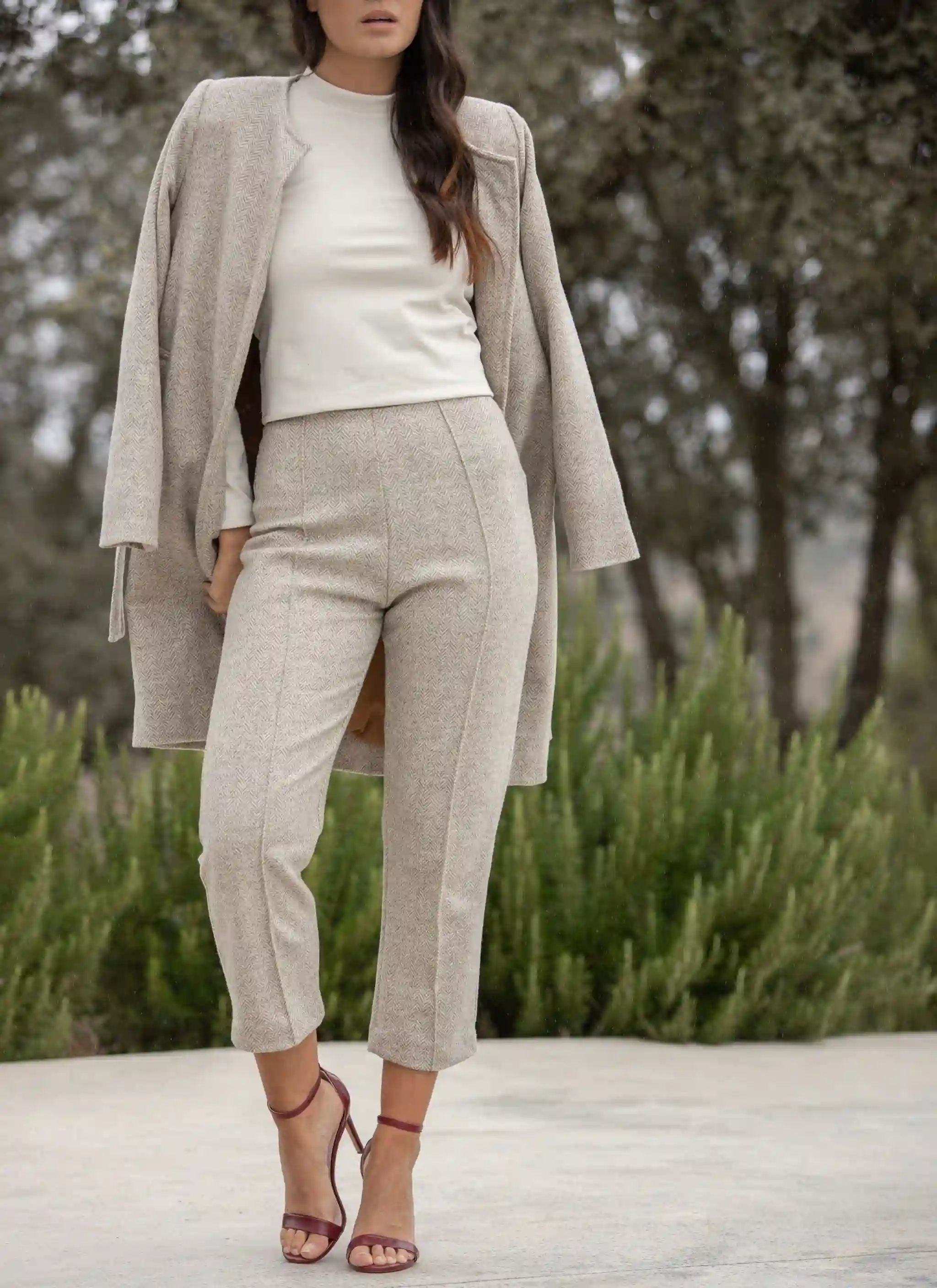 Pantalón largo beige con bolsillos
