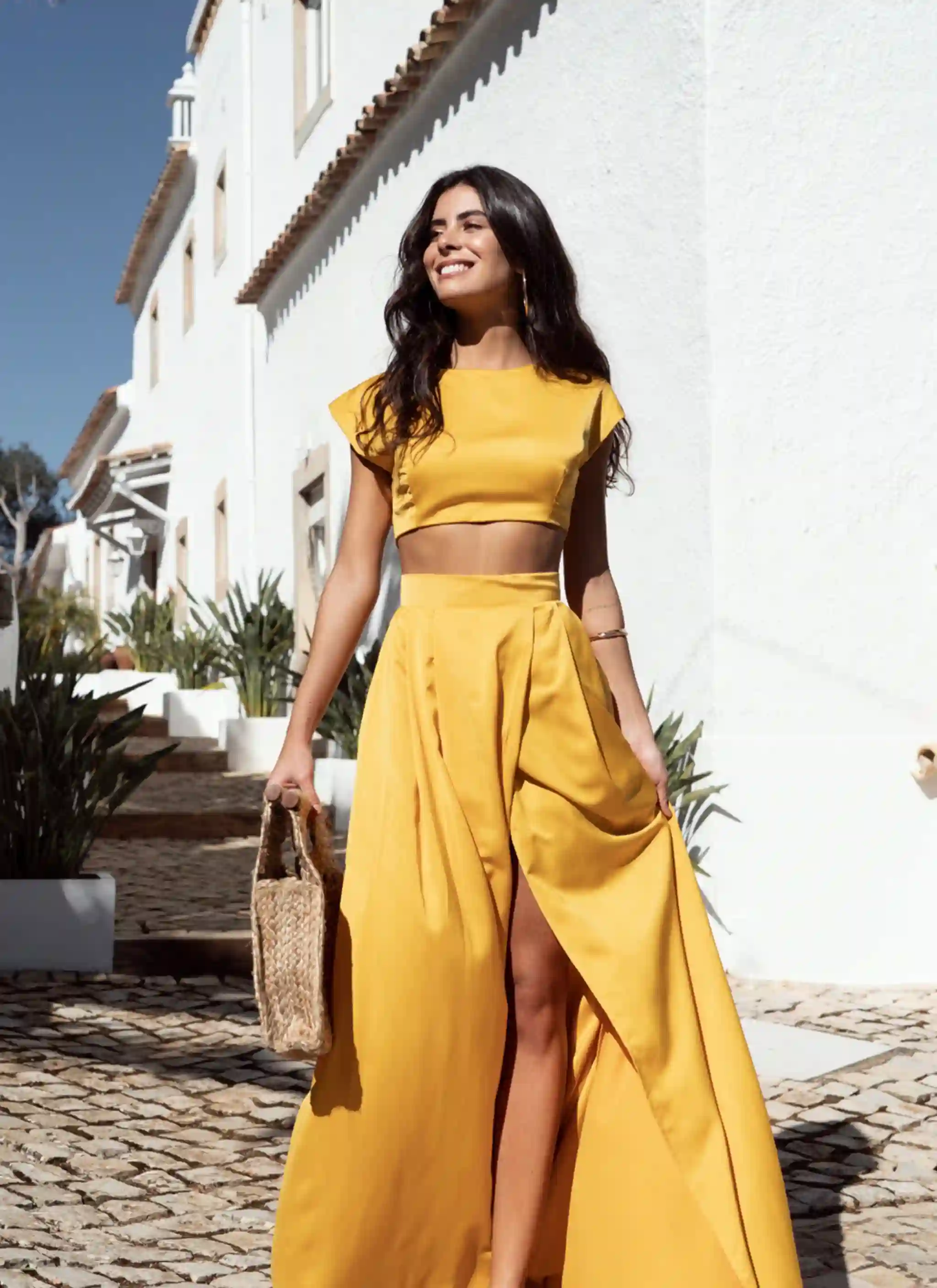 Crop top amarillo con escote redondo