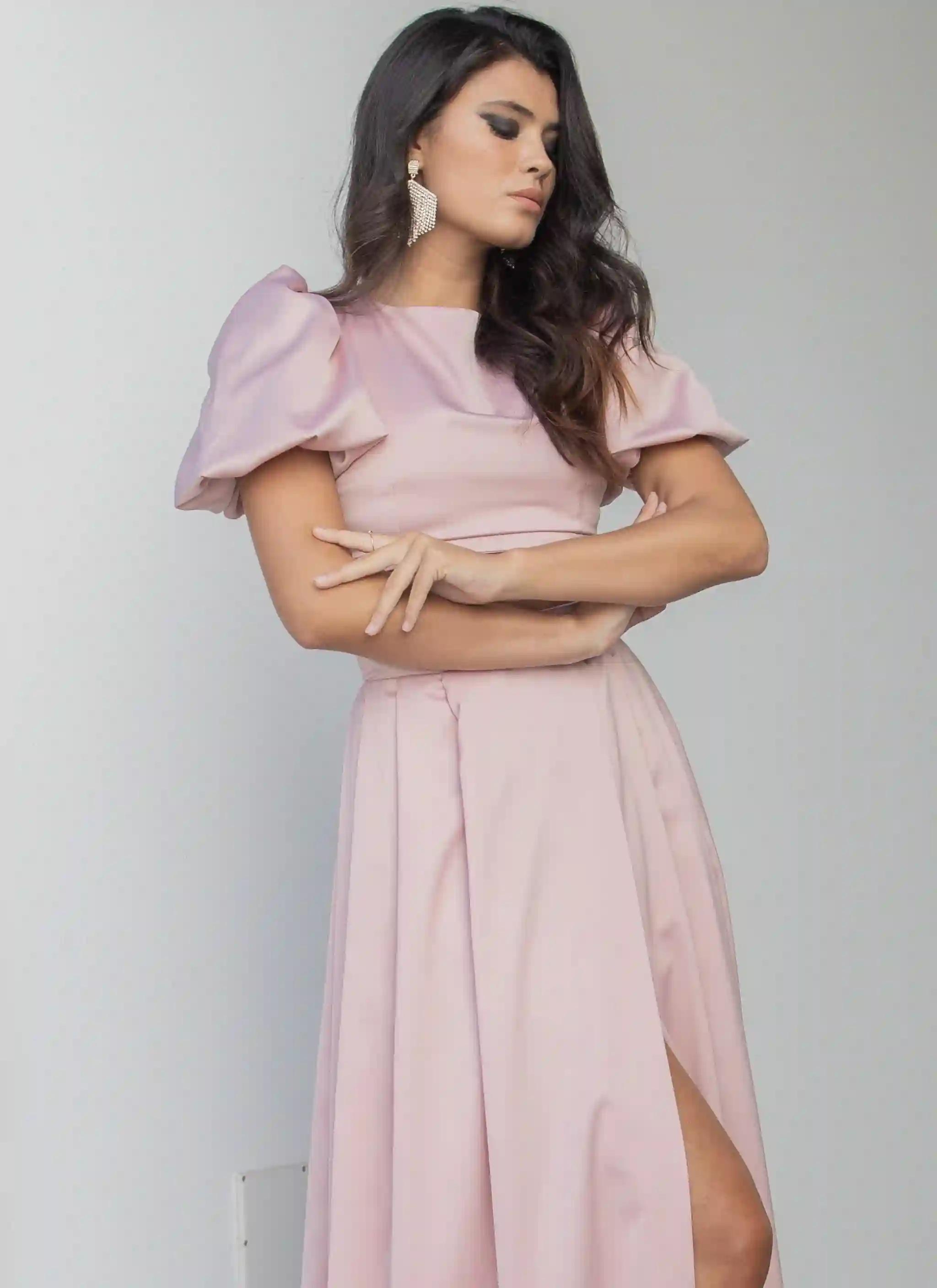 Crop top con escote redondo y cierre invisible