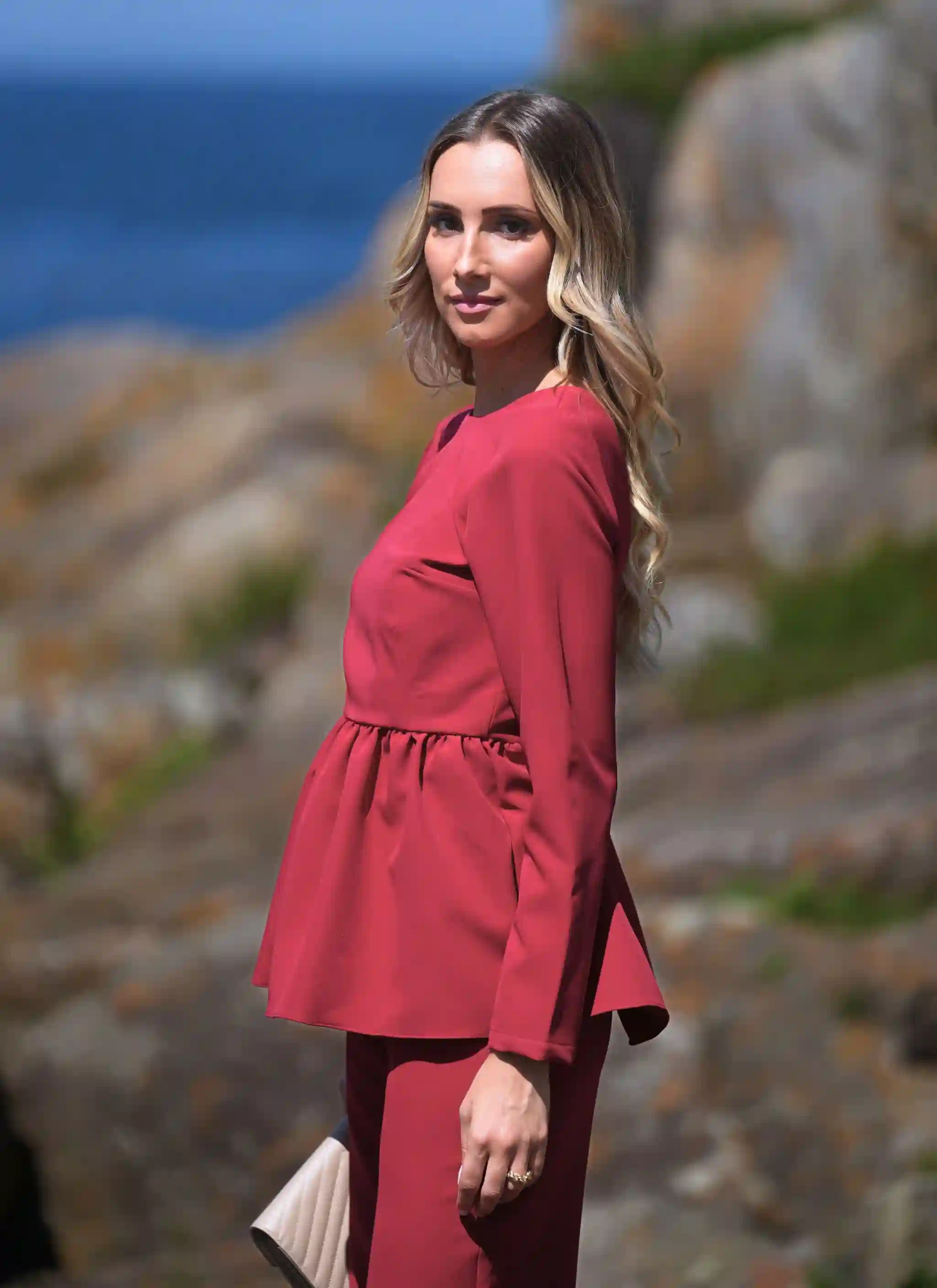 Blusa de fiesta roja de mangas largas y volante peplum