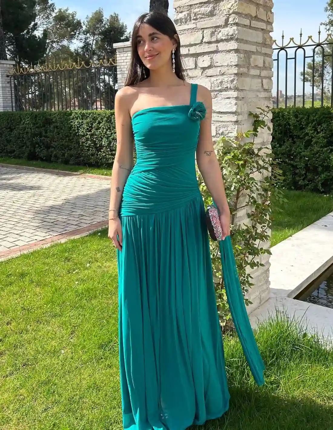 Vestido de invitada boda largo con cuerpo drapeado y manga capa