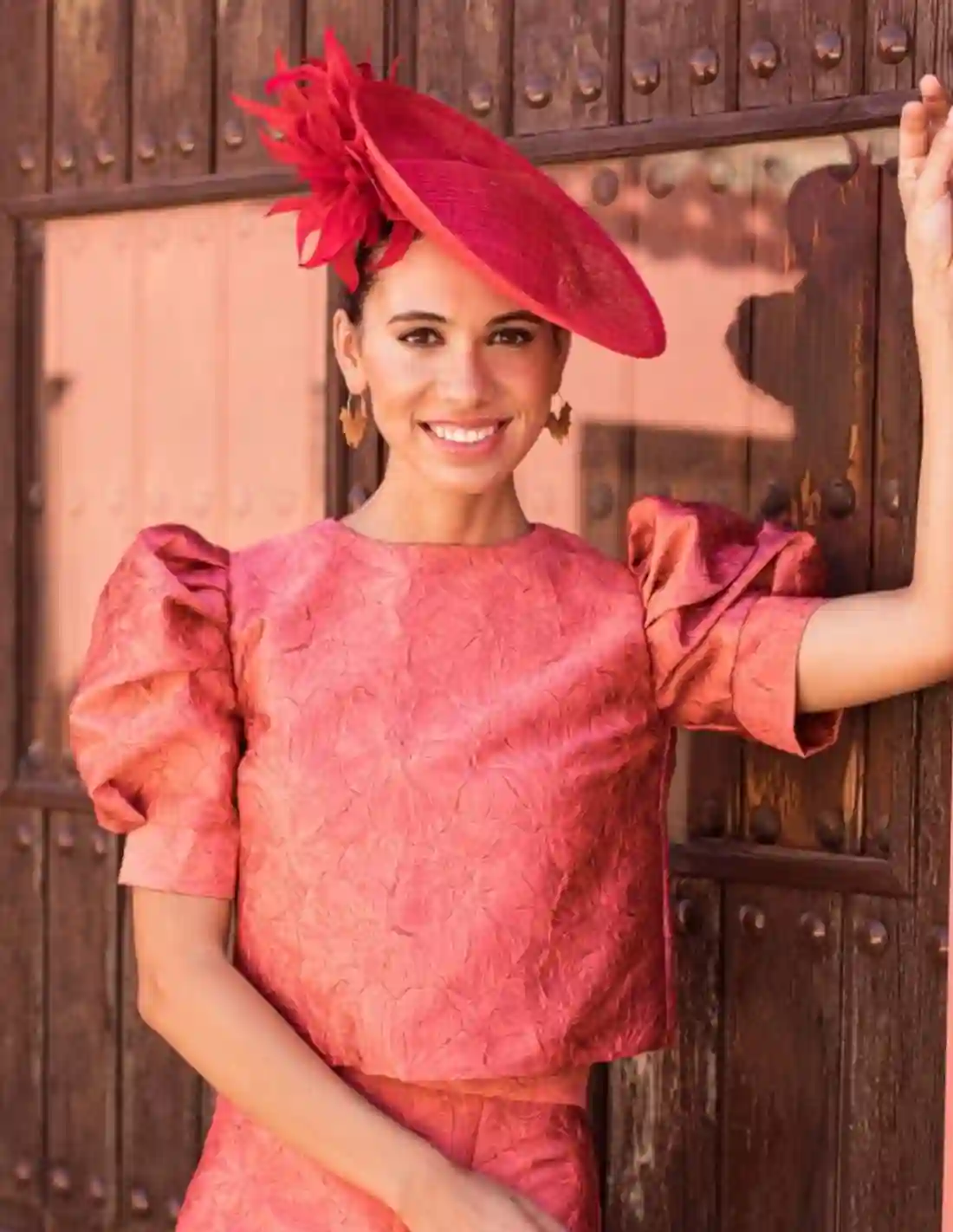 Top brocado coral de flores con manga corta abullonada