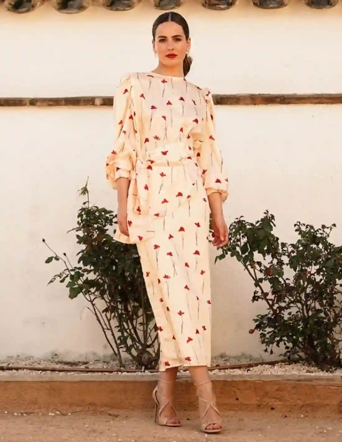 Falda midi recta con abertura y estampado de rosas