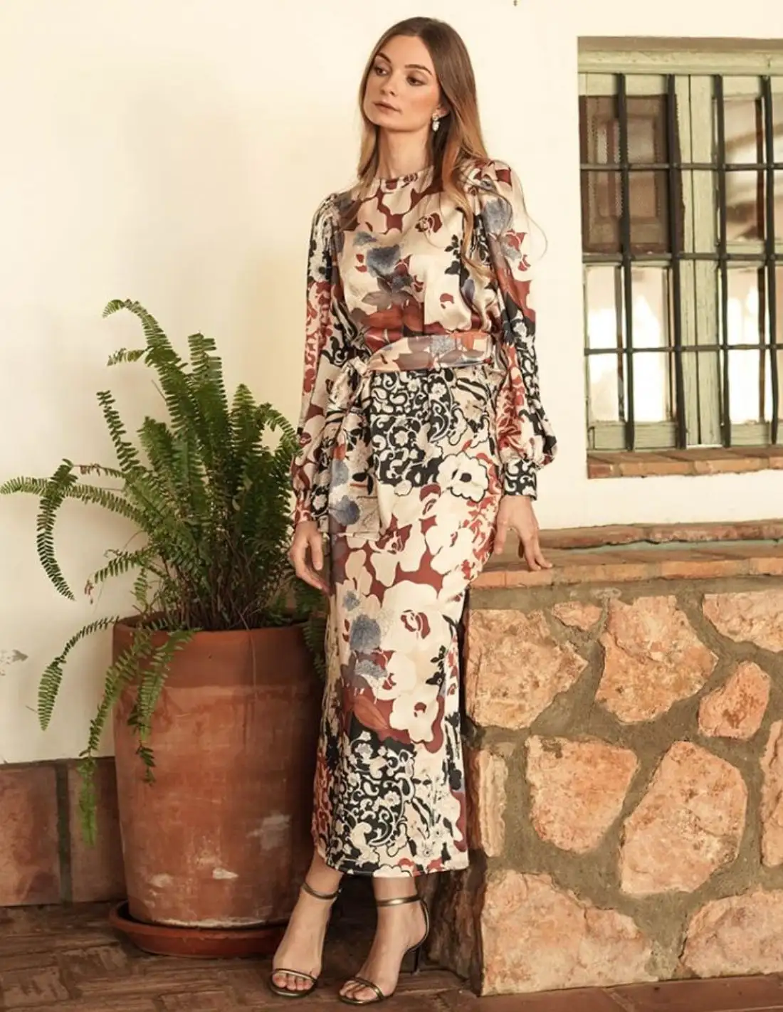 Falda midi recta estampada con abertura trasera