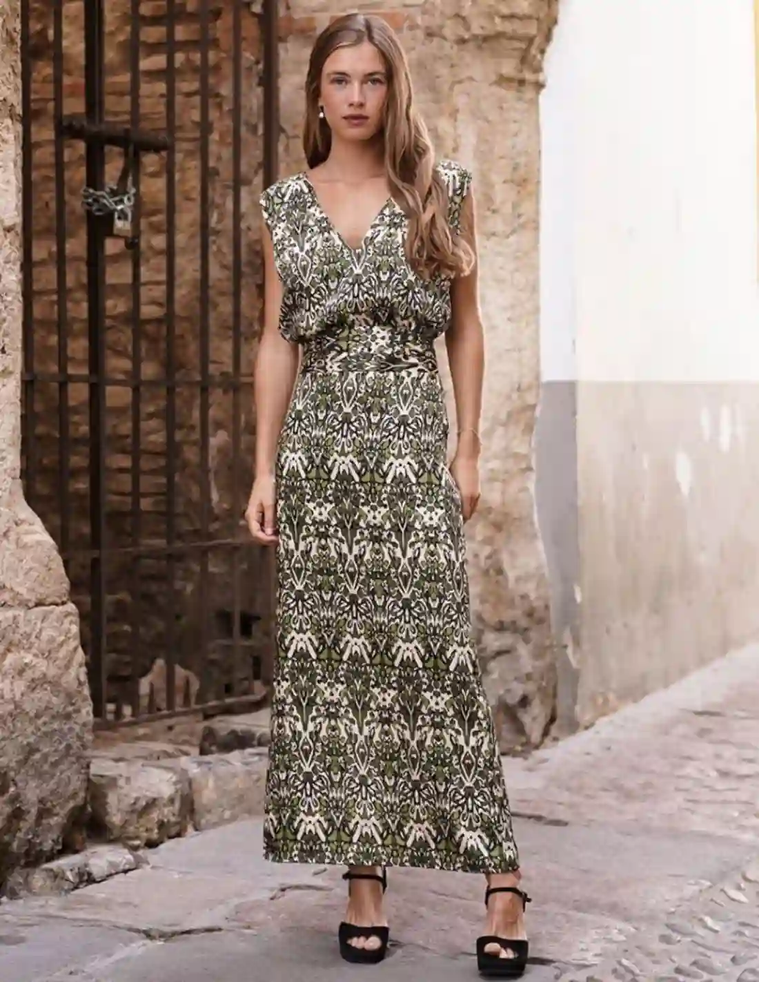 Falda midi evasé estampada en verdes, crudo y negro