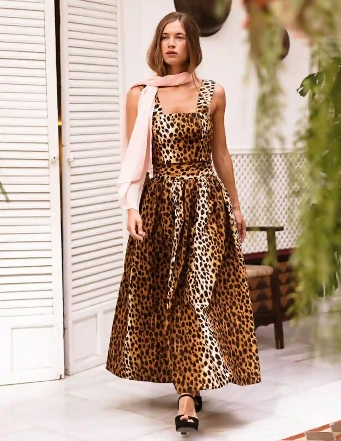 Falda midi de vuelo y estampado leopardo