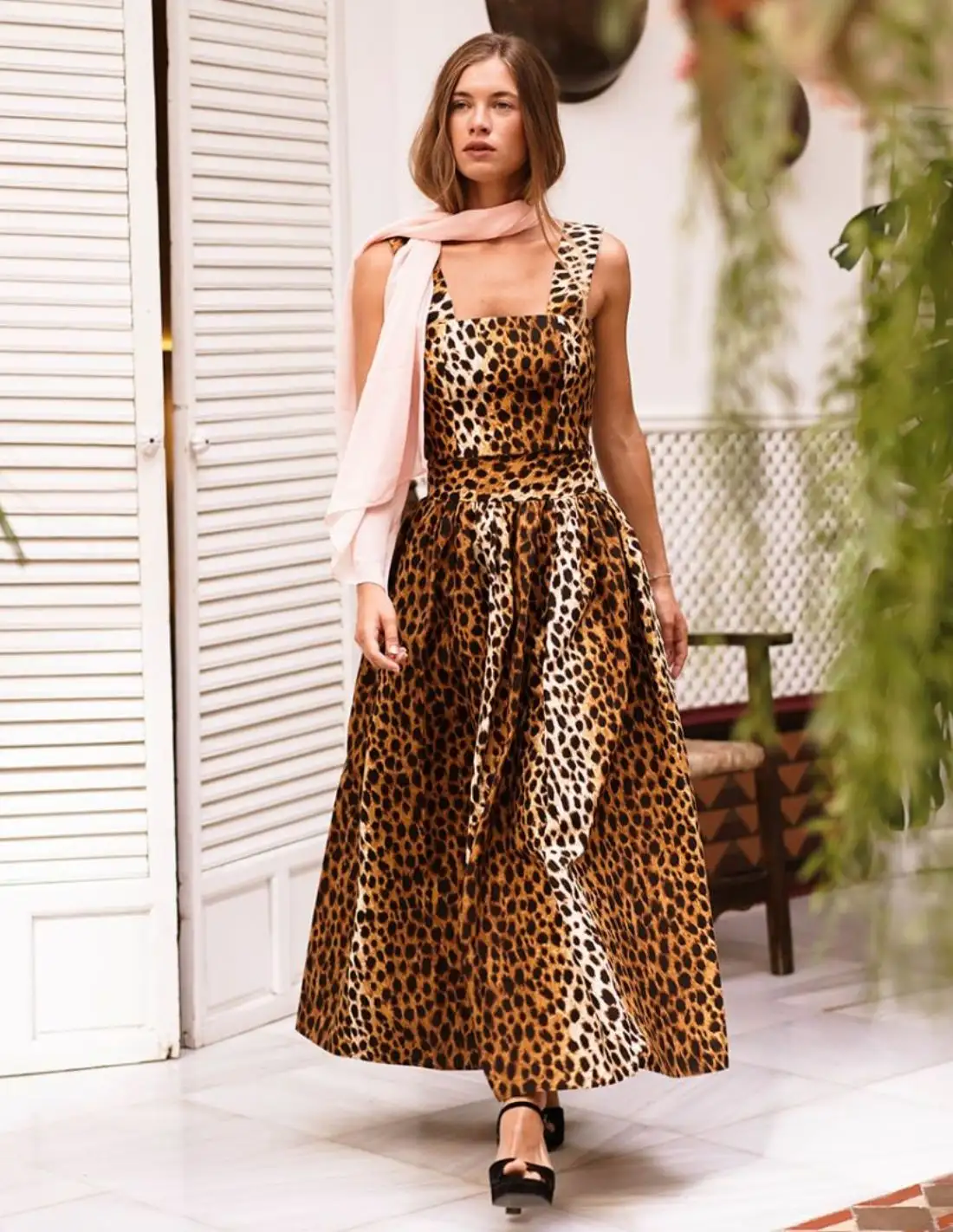 Falda midi de vuelo y estampado leopardo