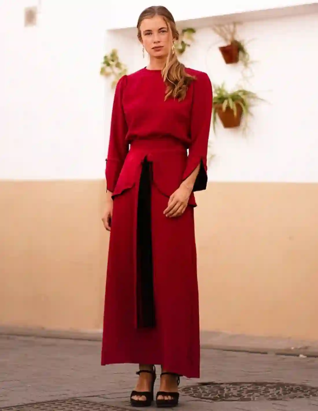 Falda midi evasé rojo con volante y lazada