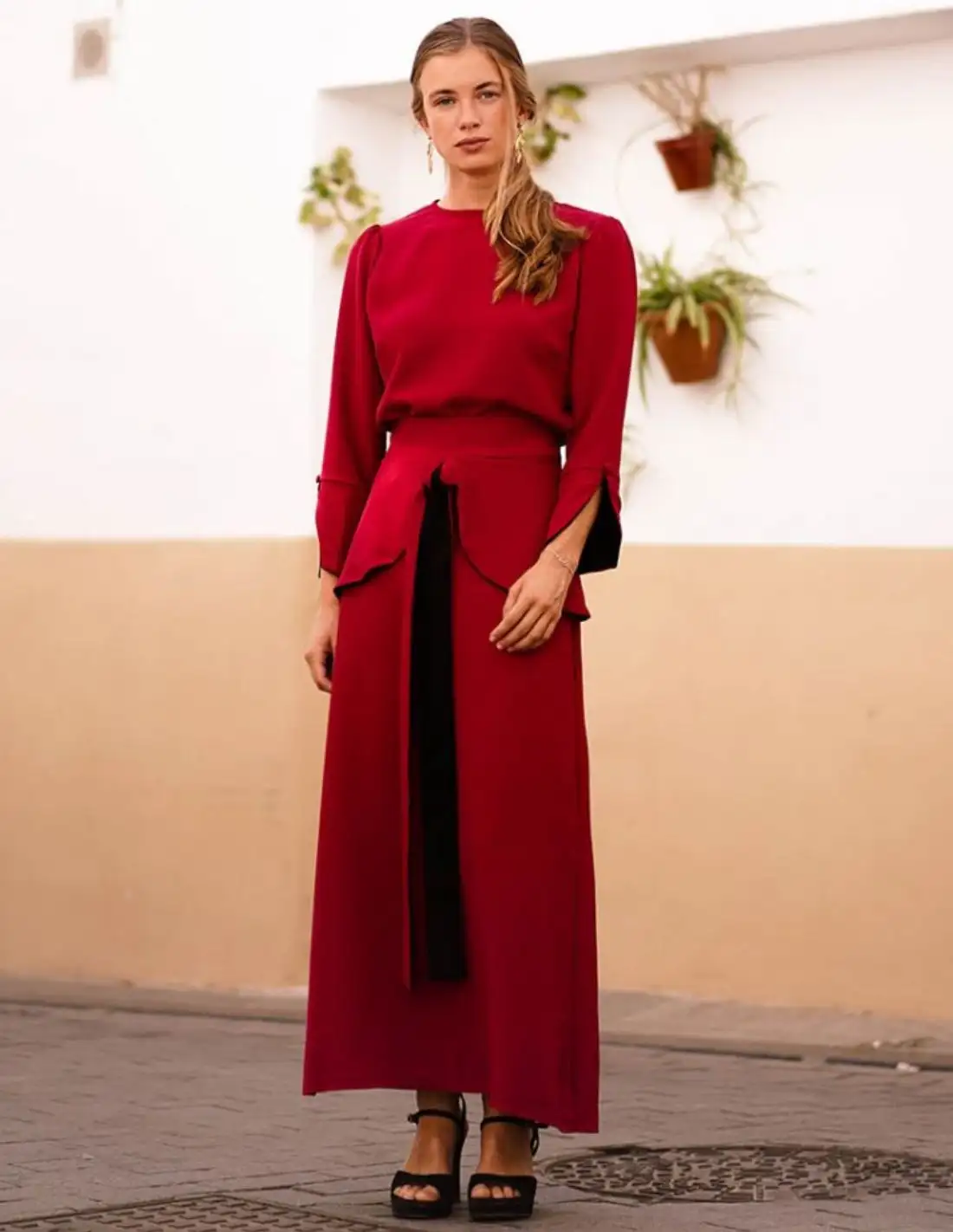 Falda midi evasé rojo con volante y lazada
