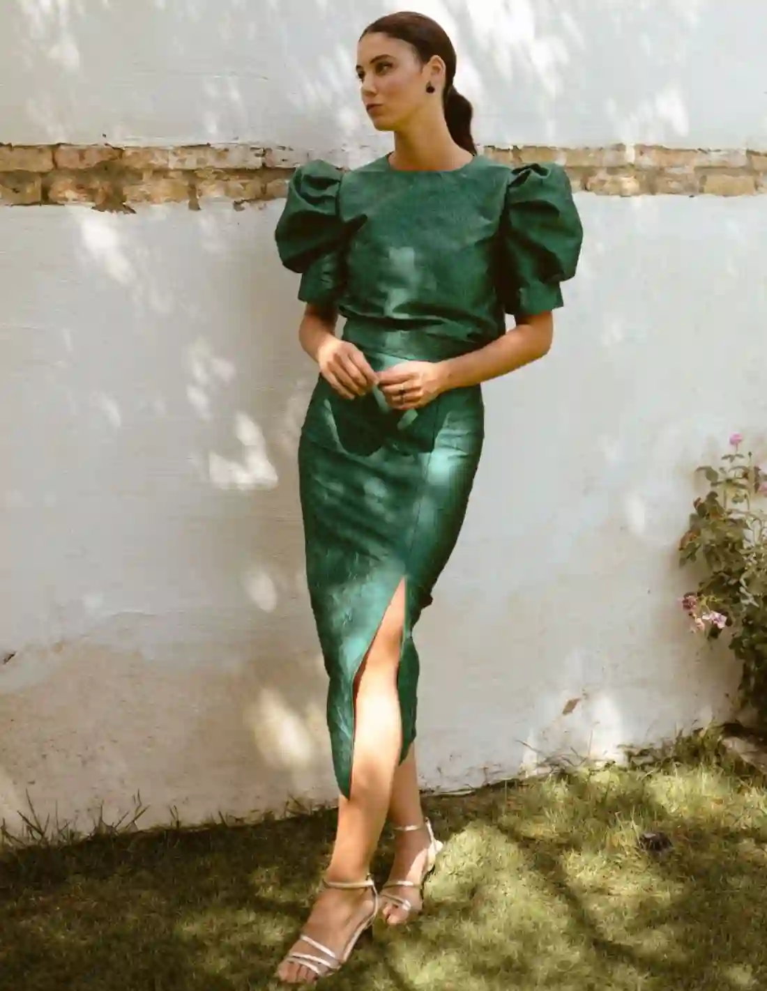 Falda midi verde botella brocada con abertura lateral
