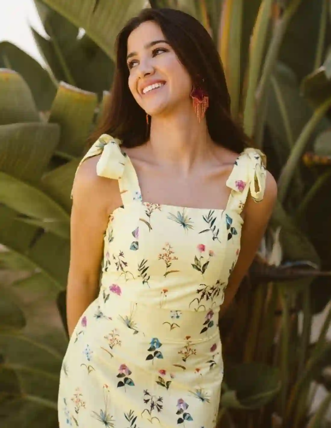 Top amarillo con estampado floral y lazadas