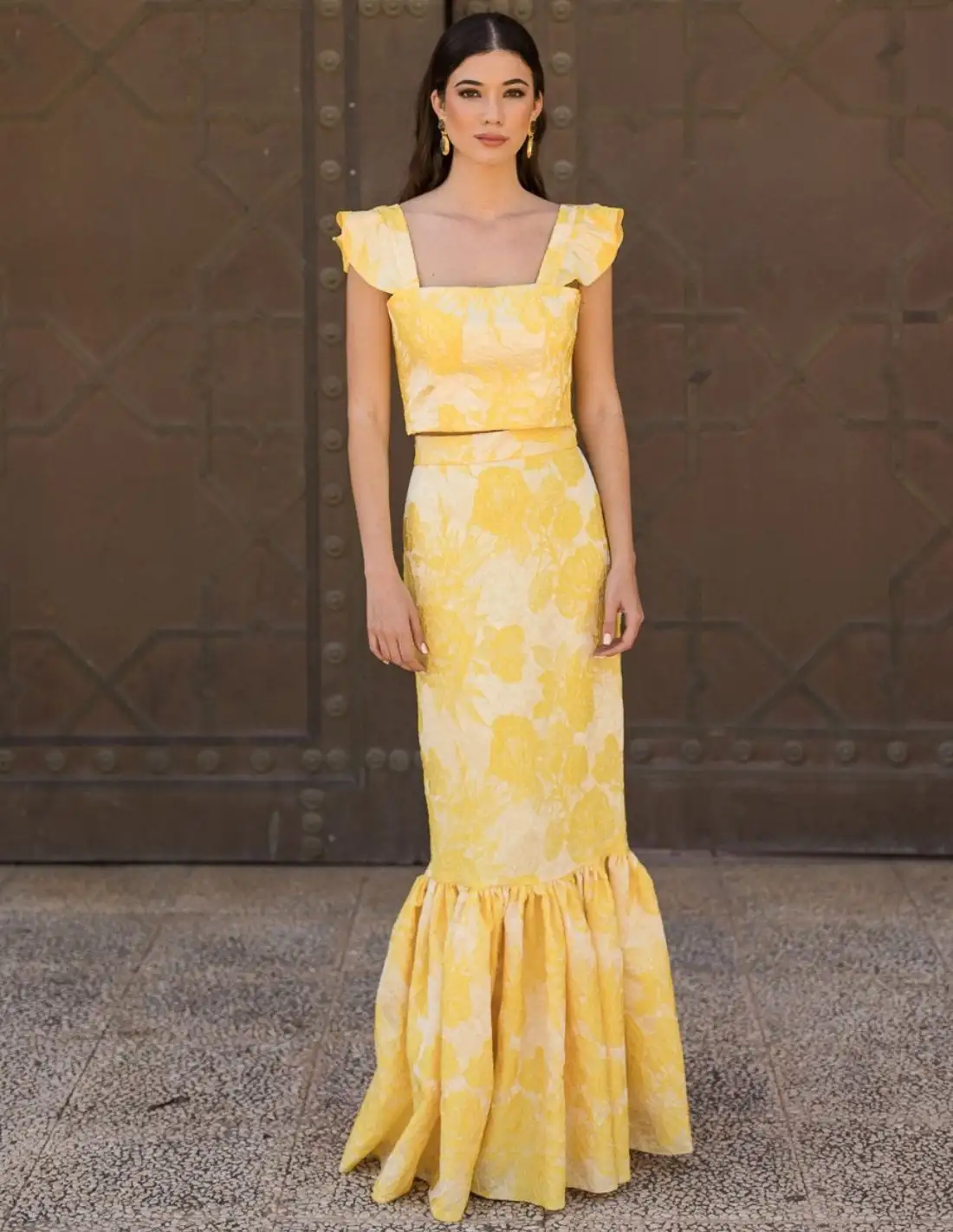 Falda larga amarilla estampada con maxi volante