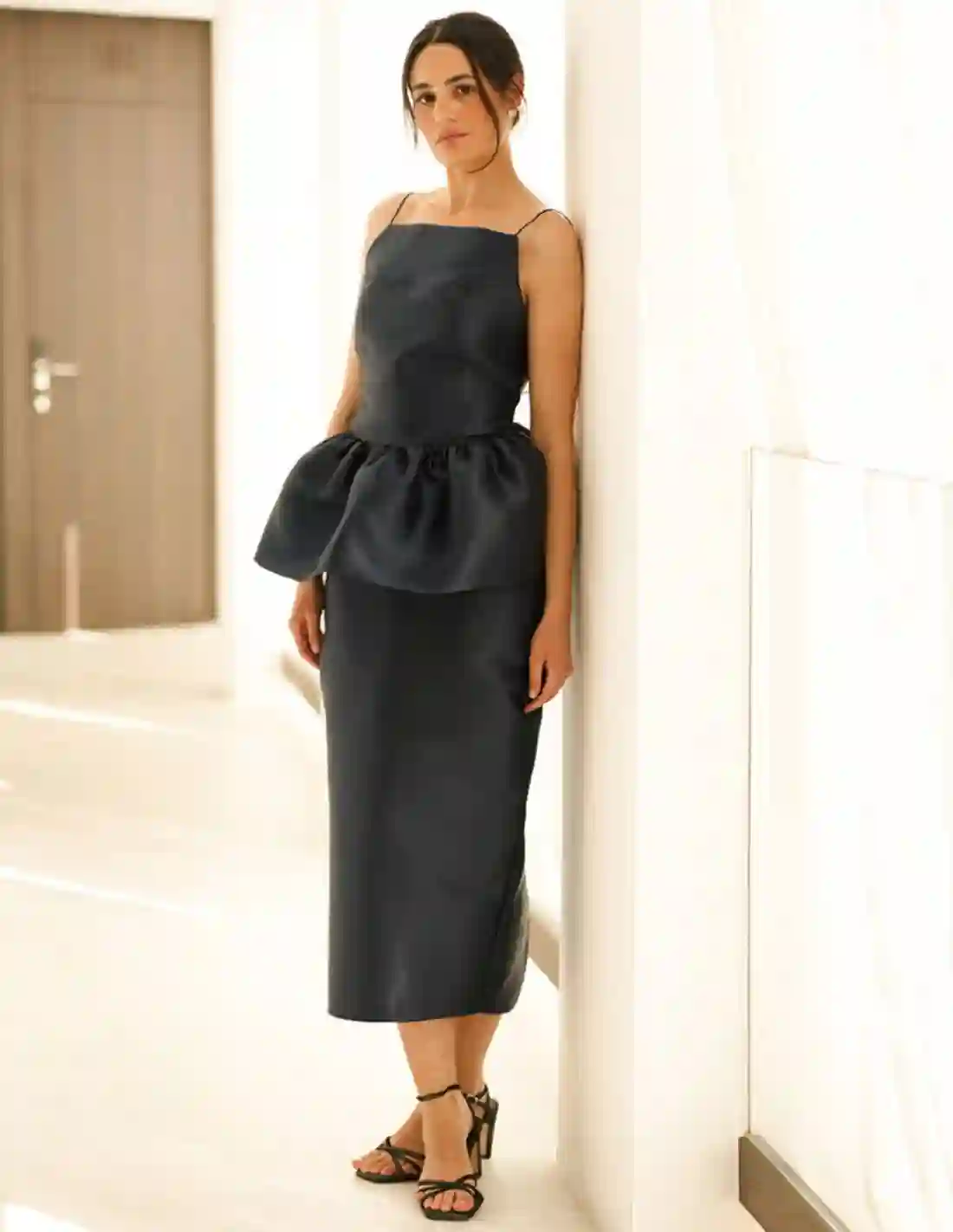 Falda midi azul marino satinada con abertura